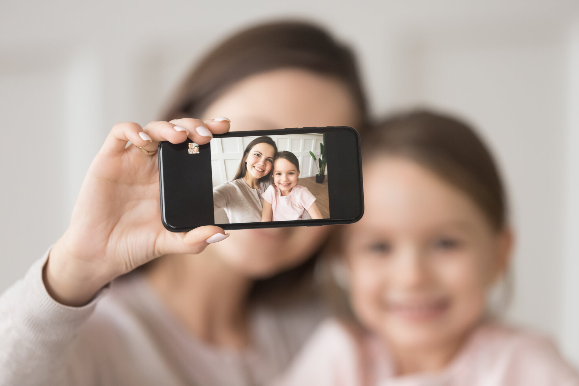 selfie, sosiale medier Bildet viser en mor som tar selfie av seg selv og datteren.