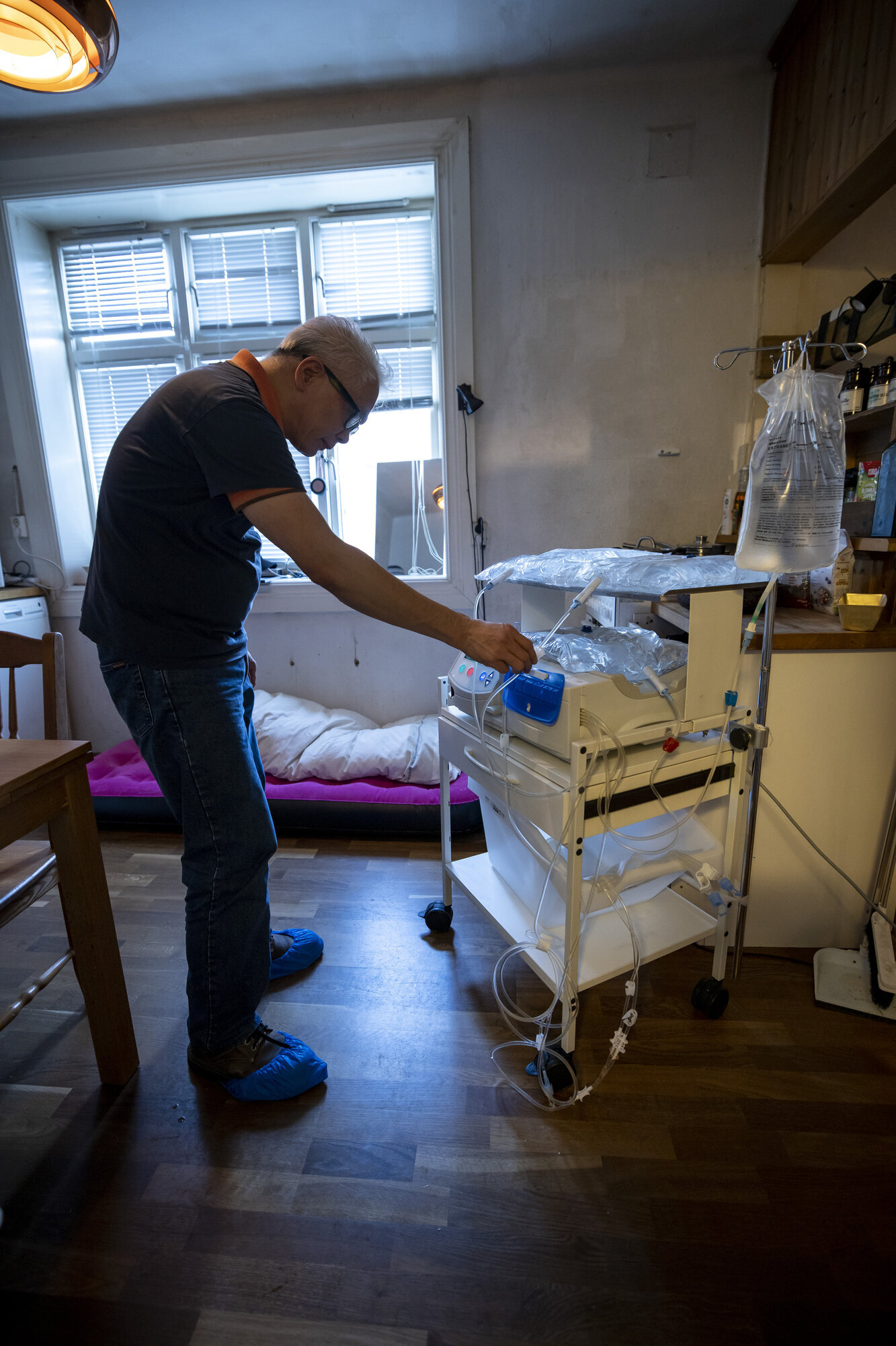 PD-dialyse Kim Somboon Hanpisuttikul gjør klar for PD-dialyse