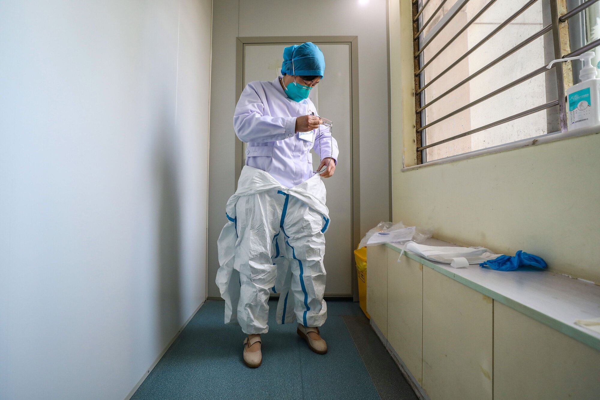Wuhan-virus, Wuhan, Kina Bildet viser en lege som tar på seg smittevernutstyr.