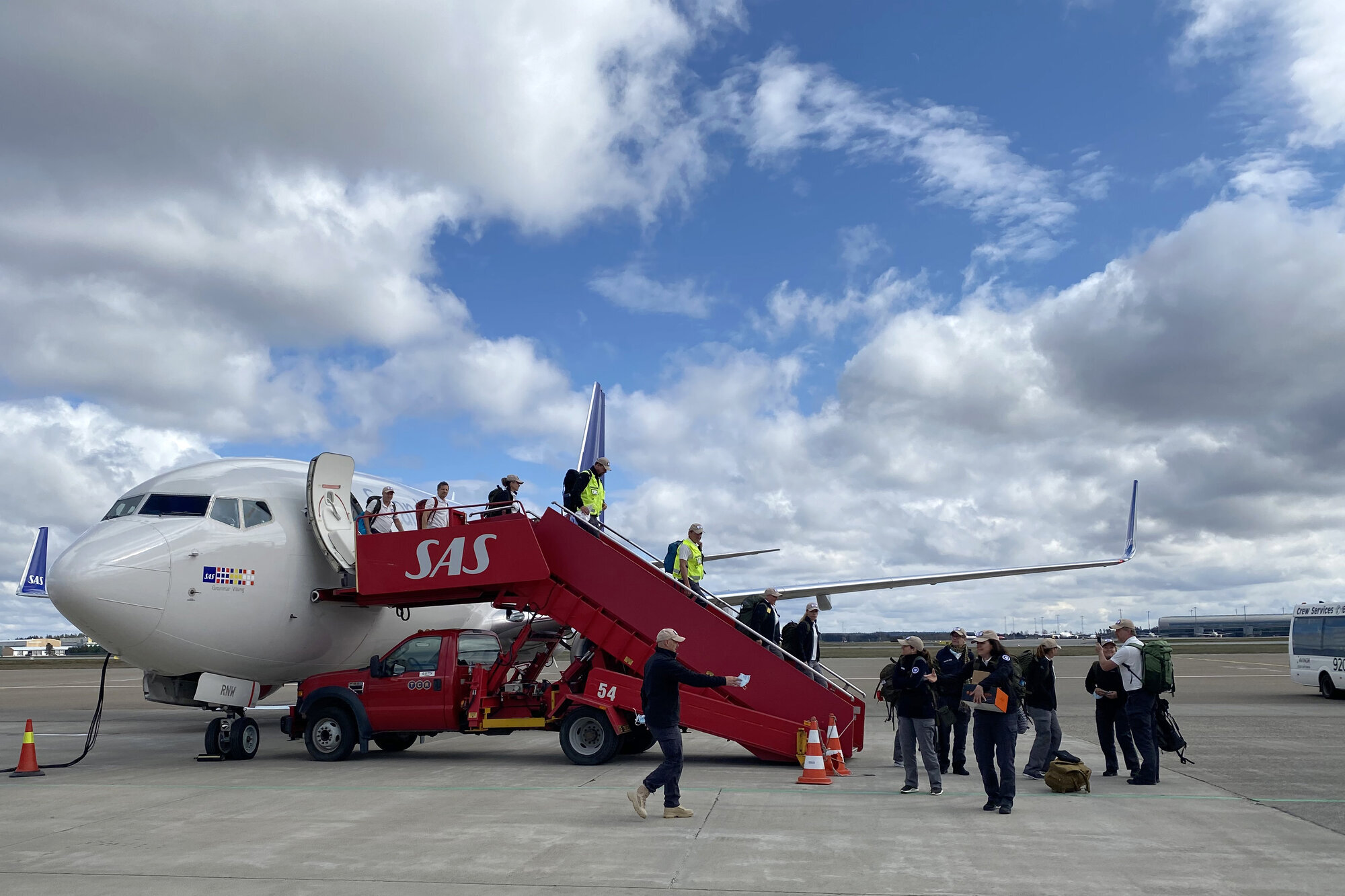 Medisinsk innsatsteam Bildet viser medisinsk innsatsteam på vei ut av et fly.
