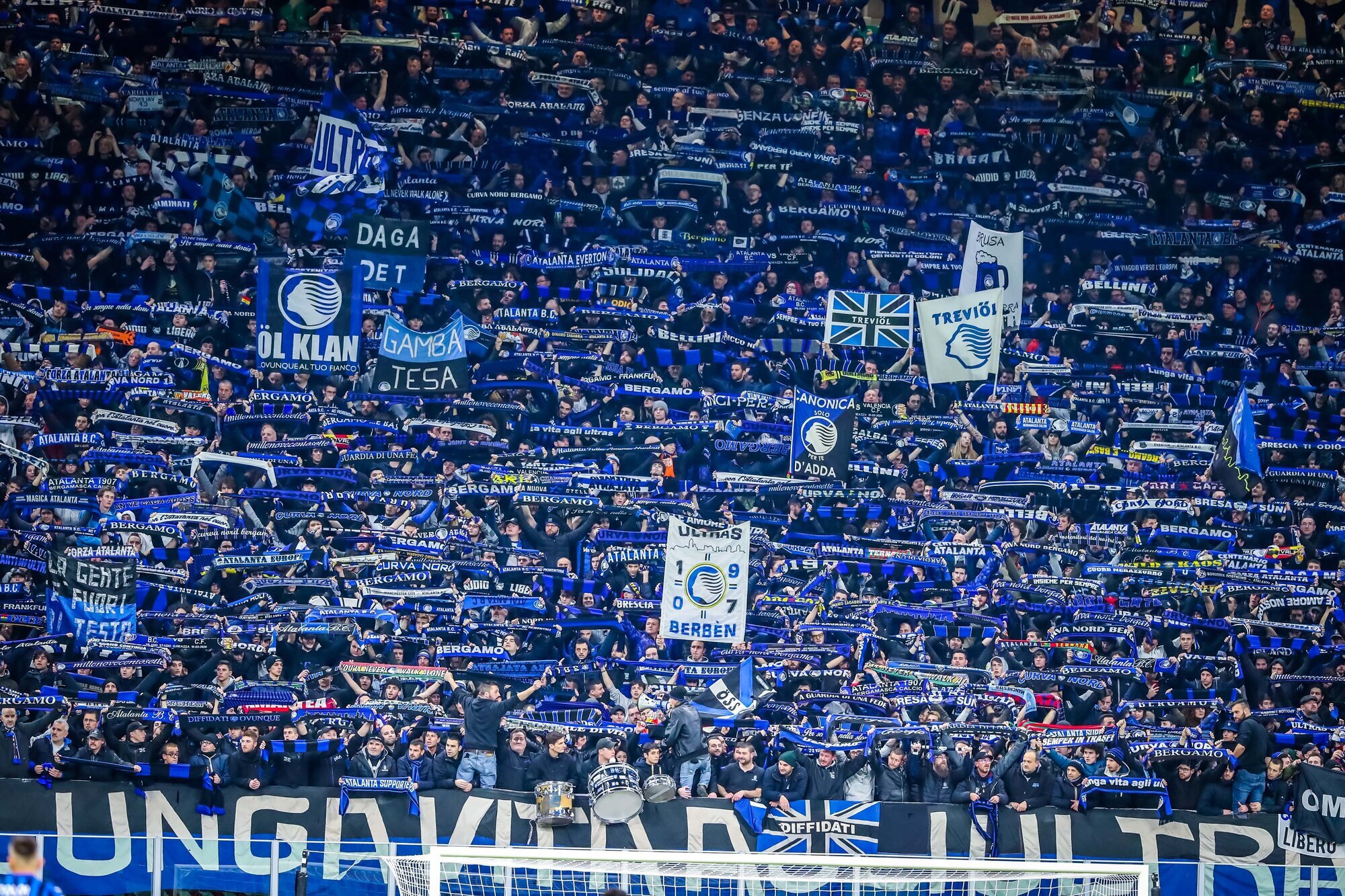 Champions League, Milano, 19. februar 2020 Bildet viser en tribune full av folk.