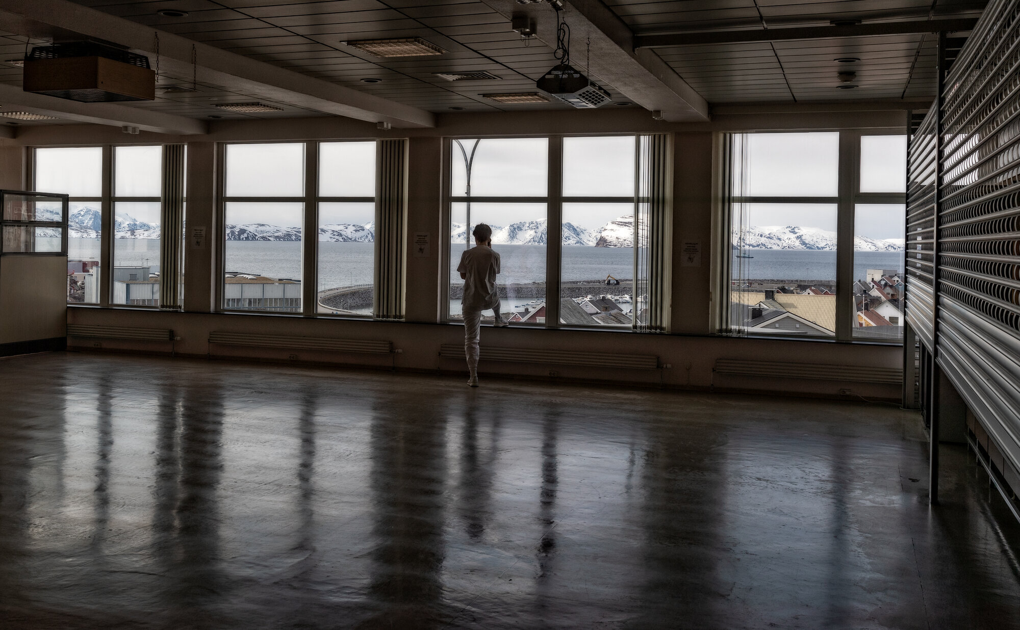 Hammerfest sykehus under koronaen Bilder viser helsepersonell alene i et tomt rom på Hammerfest sykehus