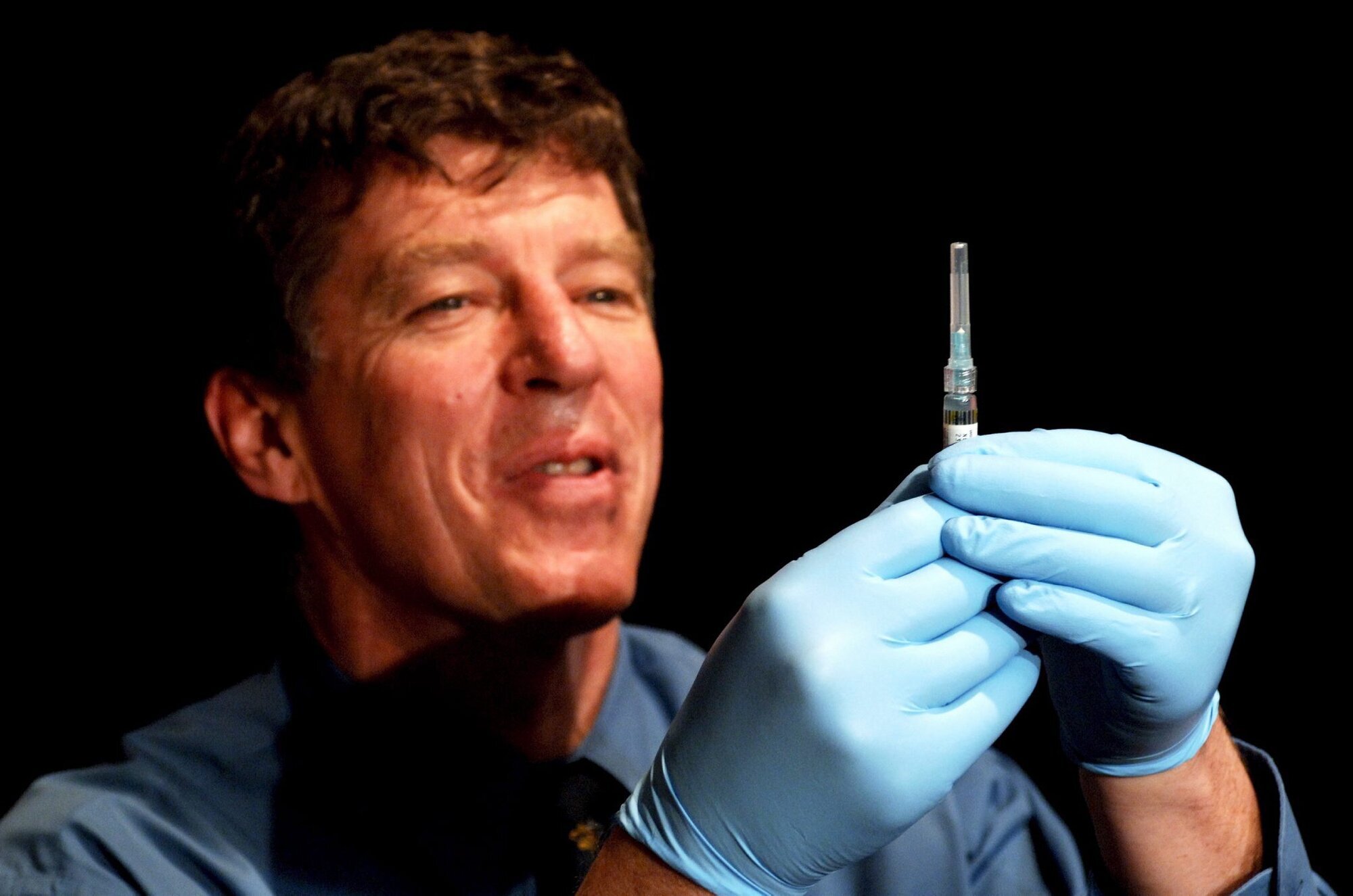 Hpv-vaksine, Ian Frazer Bildet viser Ian Frazer som holder opp en vaksine.