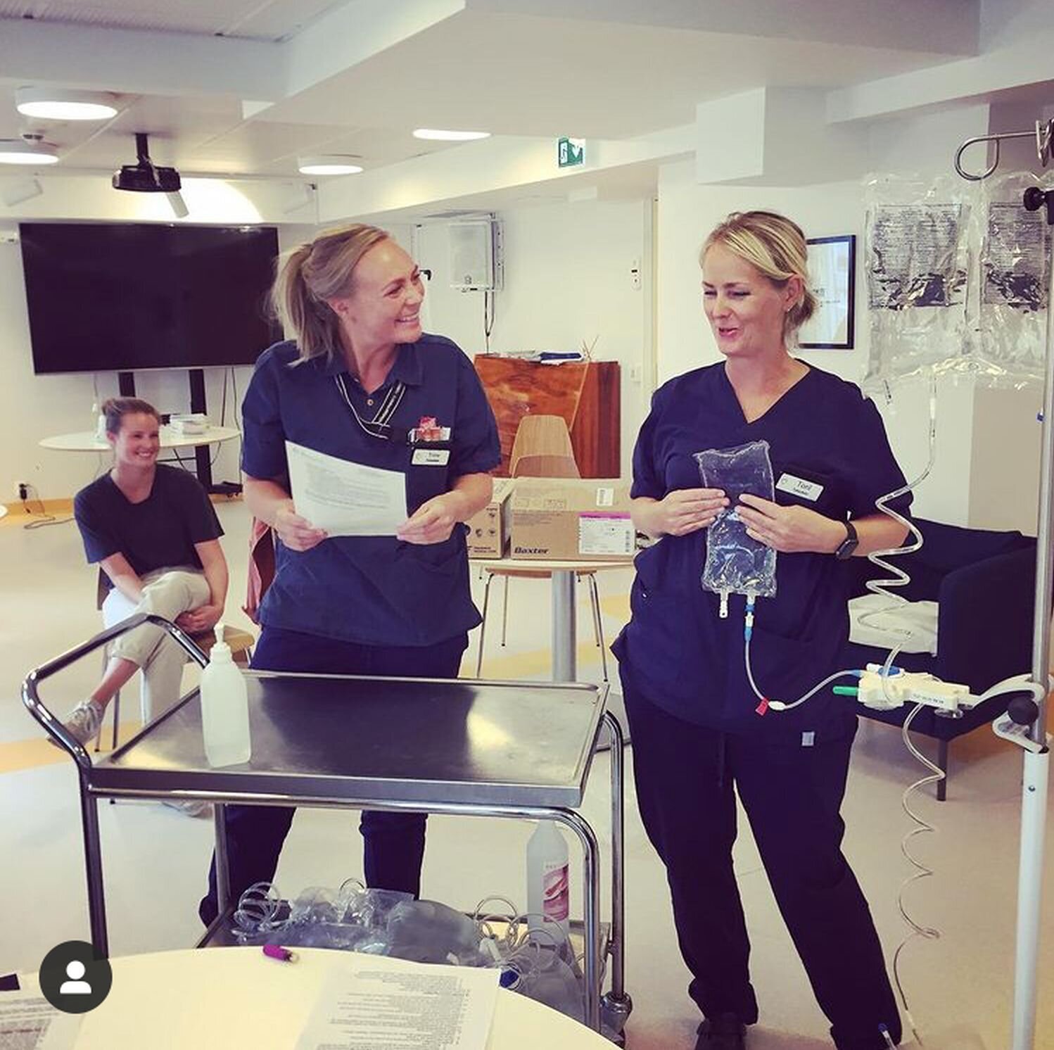 Gatehospitalet Bildet viser sykepleiere som får opplæring i dialyse.