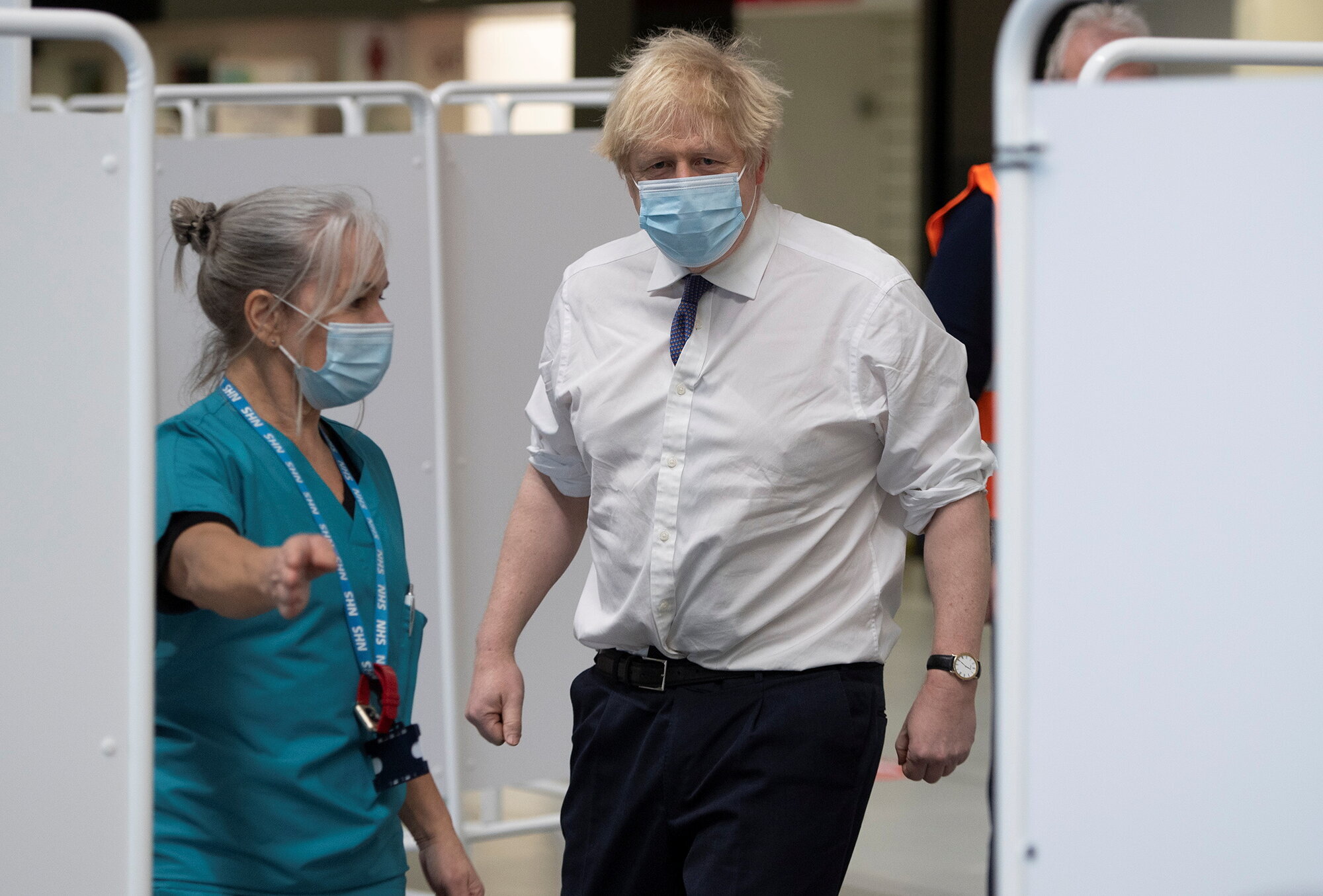 Boris Johnson Bildet viser Boris Johnson på vaksinestasjon i Bristol.