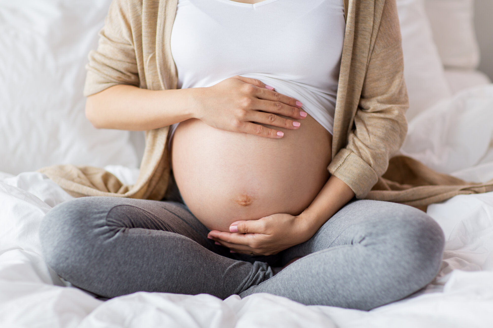 Gravid Bildet viser en gravid mage.