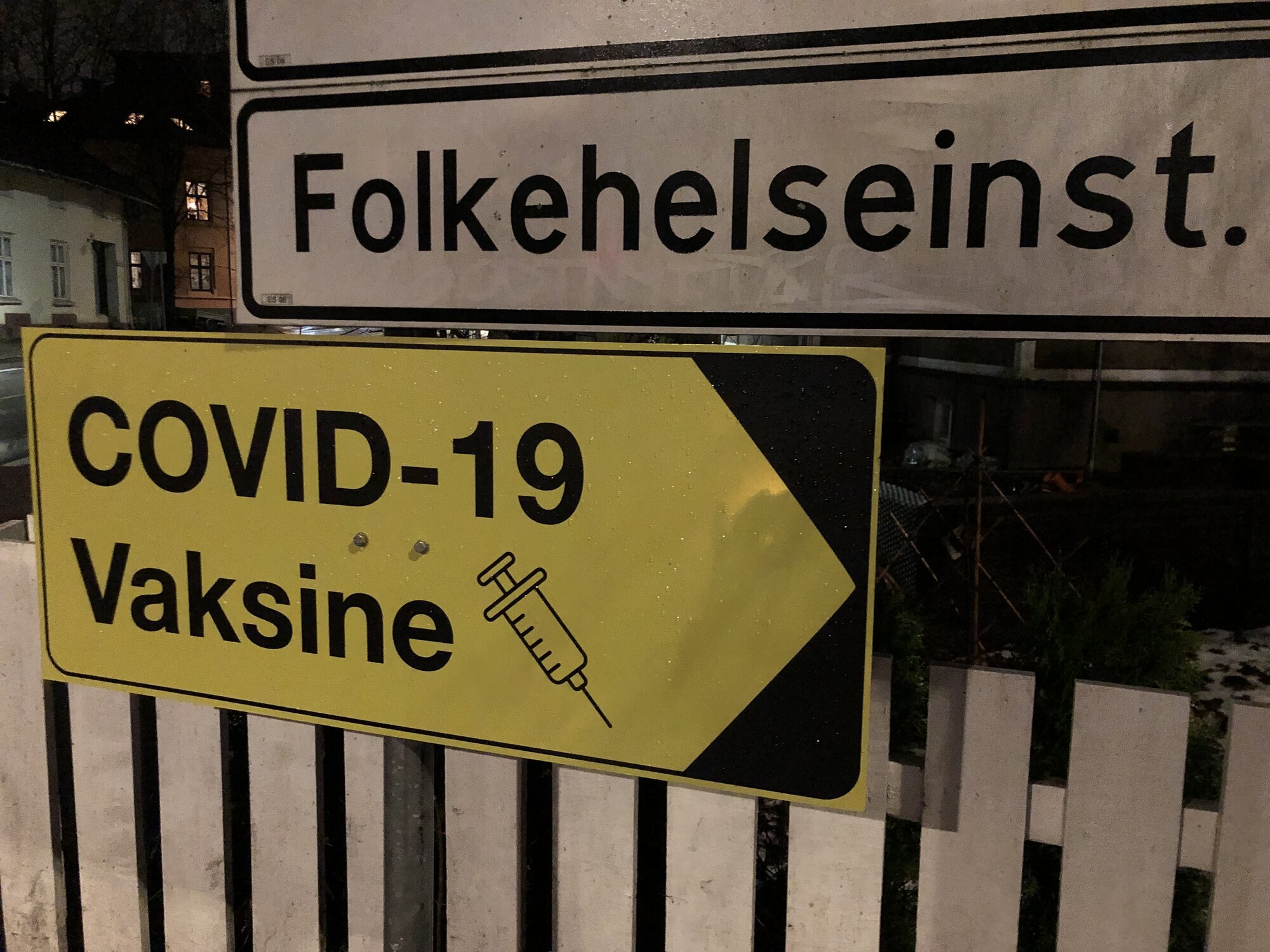 Koronavaksine Bildet viser et skilt som det står covid-19 Vaksine på.