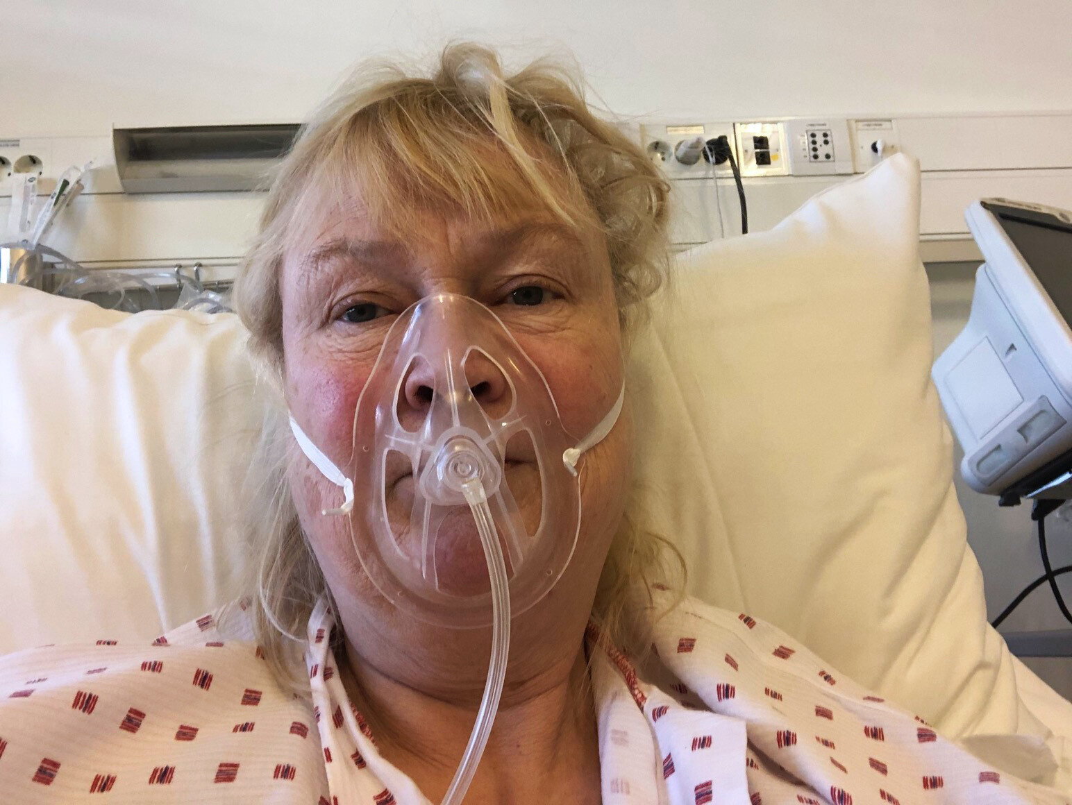Marianne Rustad Carlsen Bildet viser Marianne Rustad Carlsen på Ullevål sykehus. Hun ligger i sengen med pustemaskin.