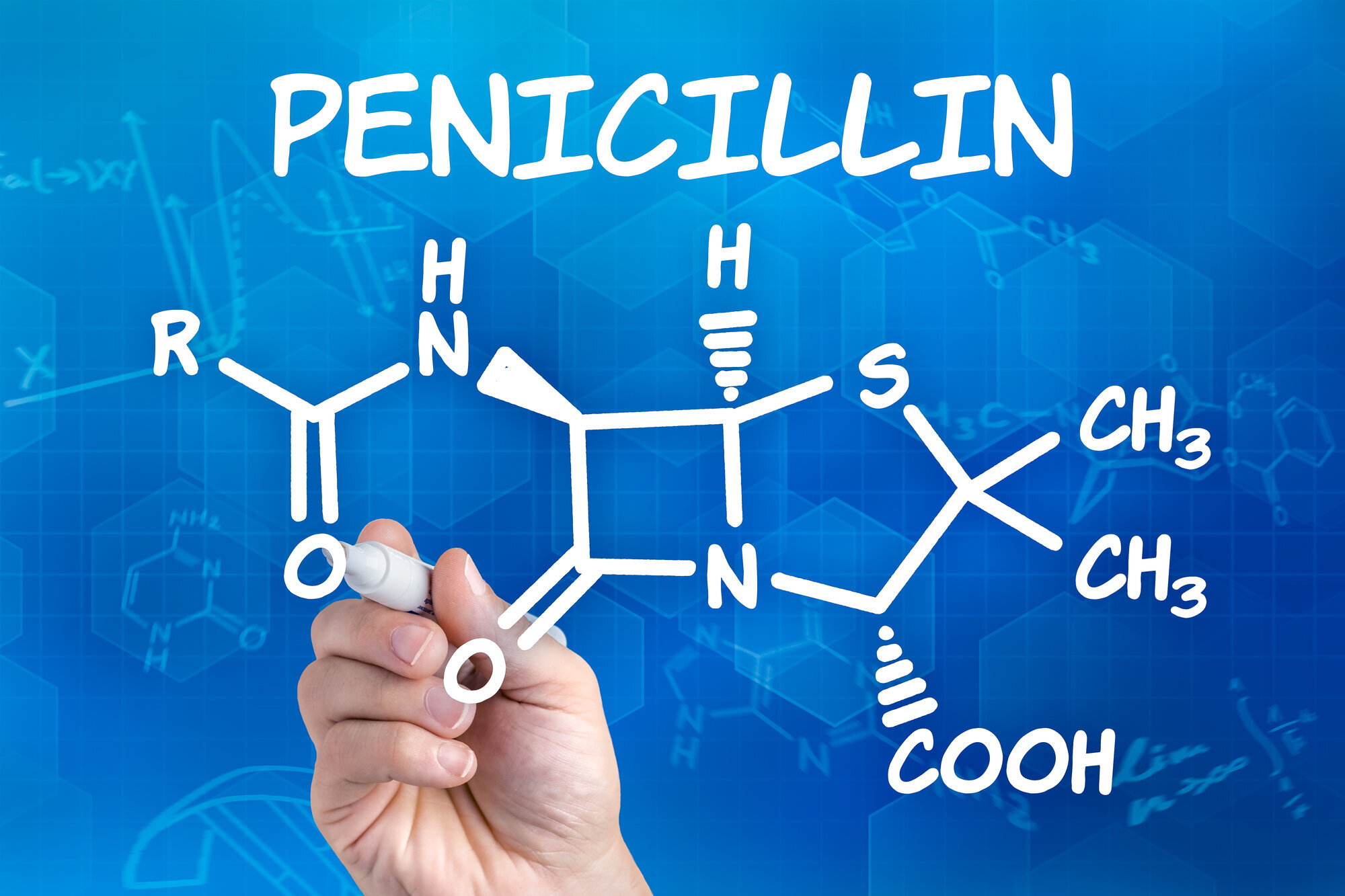 Penicillin, formel Bildet viser en hånd som skriver formelen for penicillin på en tavle.