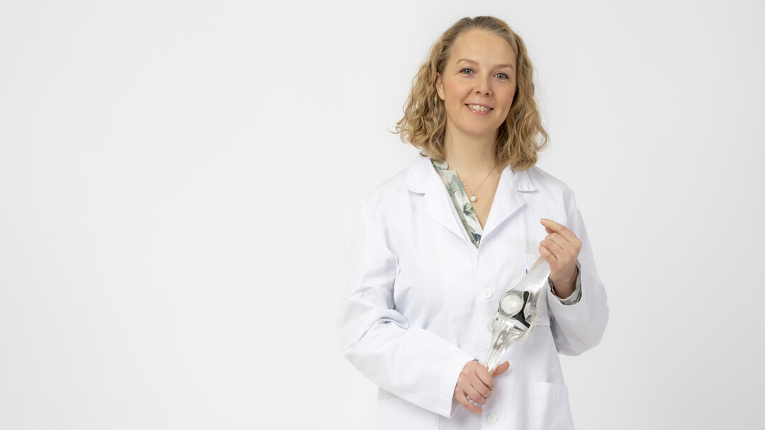 Maren Falch Lindberg, sykepleier og forsker Bildet viser Maren Falch Lindberg, sykepleier og forsker, med en kneprotese