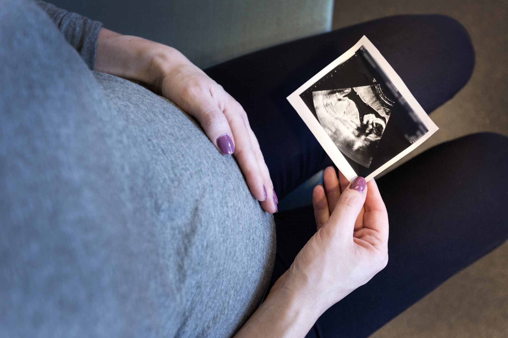 Gravid kvinne ser på ultralydbilde Gravid kvinne ser på ultralydbilde
