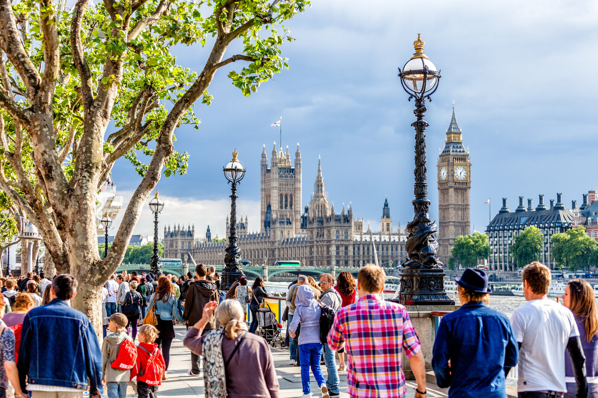 Storbritannias parlament Bildet viser mennesker som går langs Themsen i London, med parlamentet i bakgrunnen