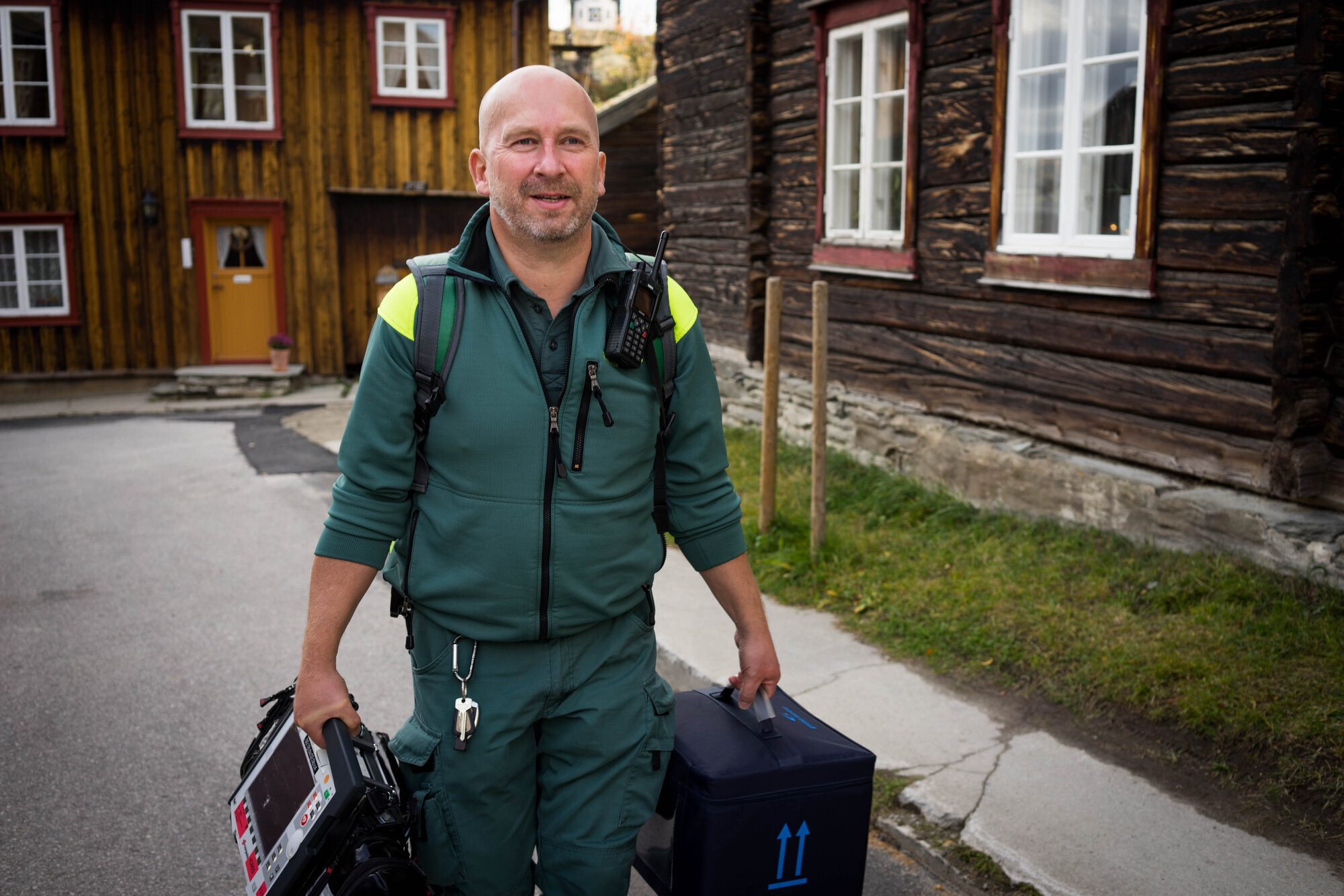 Lundli bærer tungt utstyr Bildet viser Lundli som bærer tungt utstyr