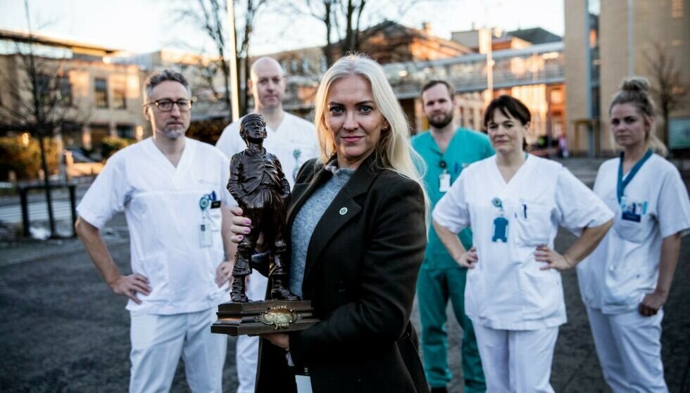 Leder i Norsk sykepleierforbund Lill Sverresdatter Larsen tok i mot prisen på vegne av landets sykepleiere. I bakgrunnen (f.v.) Gaute Børem, Rolf André Oxholm, Tom Ole Hagen, Ragnhild Nyhagen og Hedda Skyrud.