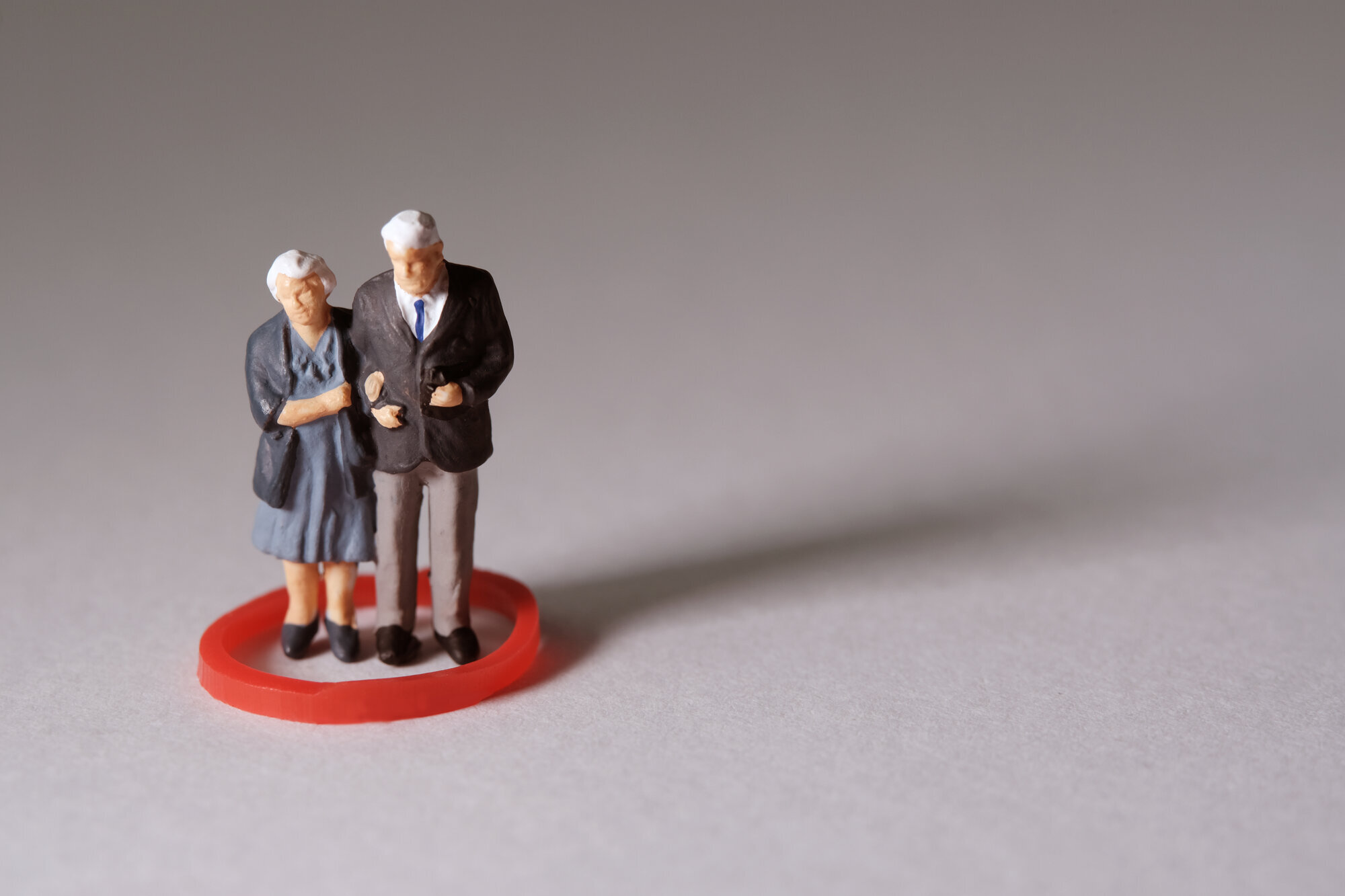 Eldre og psykisk helse Bildet viser figurer i form av et eldre par. De har en rød sirkel rundt seg