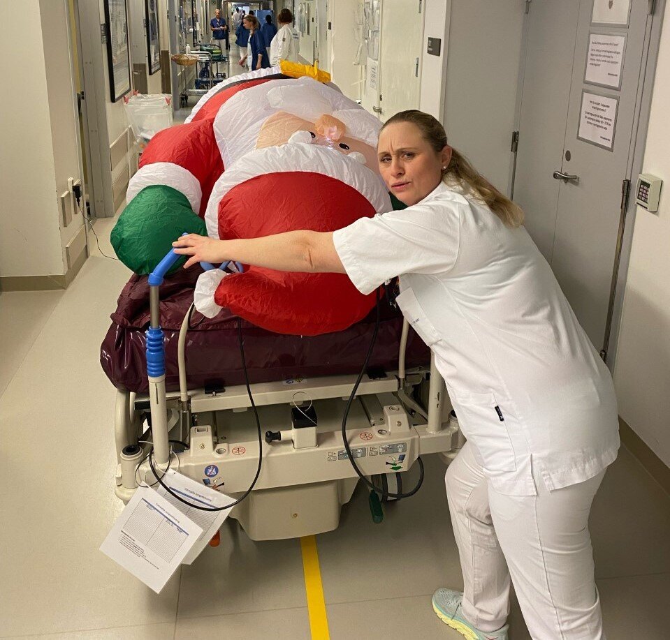 Intensivavdelingen, Ahus Bildet viser sykepleier Lill Heidi Anzjøn som triller plastnissen, som ligger i en seng, på intensivavdelingen på Ahus.