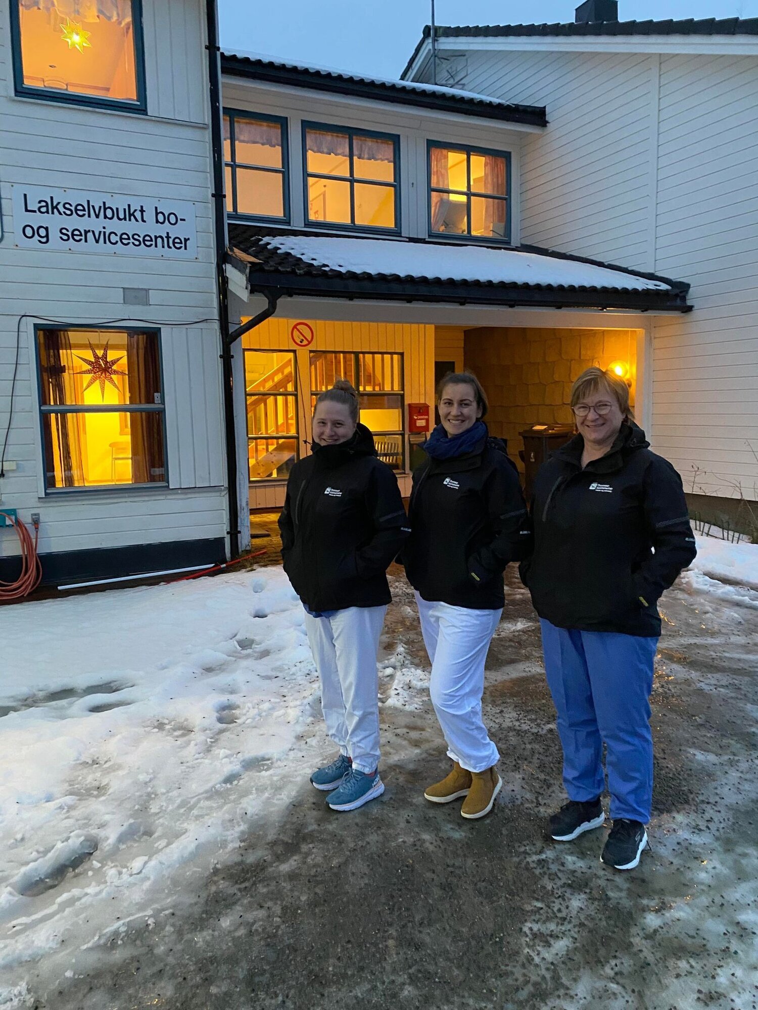 Fra venstre Lene Johansen, Maria C. Lakselvnes, Sidsel Stakkenes (alle tre er sykepleiere). De jobber ved Fastlandet hjemmetjeneste, avdeling Lakselvbukt. Fra venstre Lene Johansen, Maria C. Lakselvnes, Sidsel Stakkenes (alle tre er sykepleiere). De jobber ved Fastlandet hjemmetjeneste, avdeling Lakselvbukt.