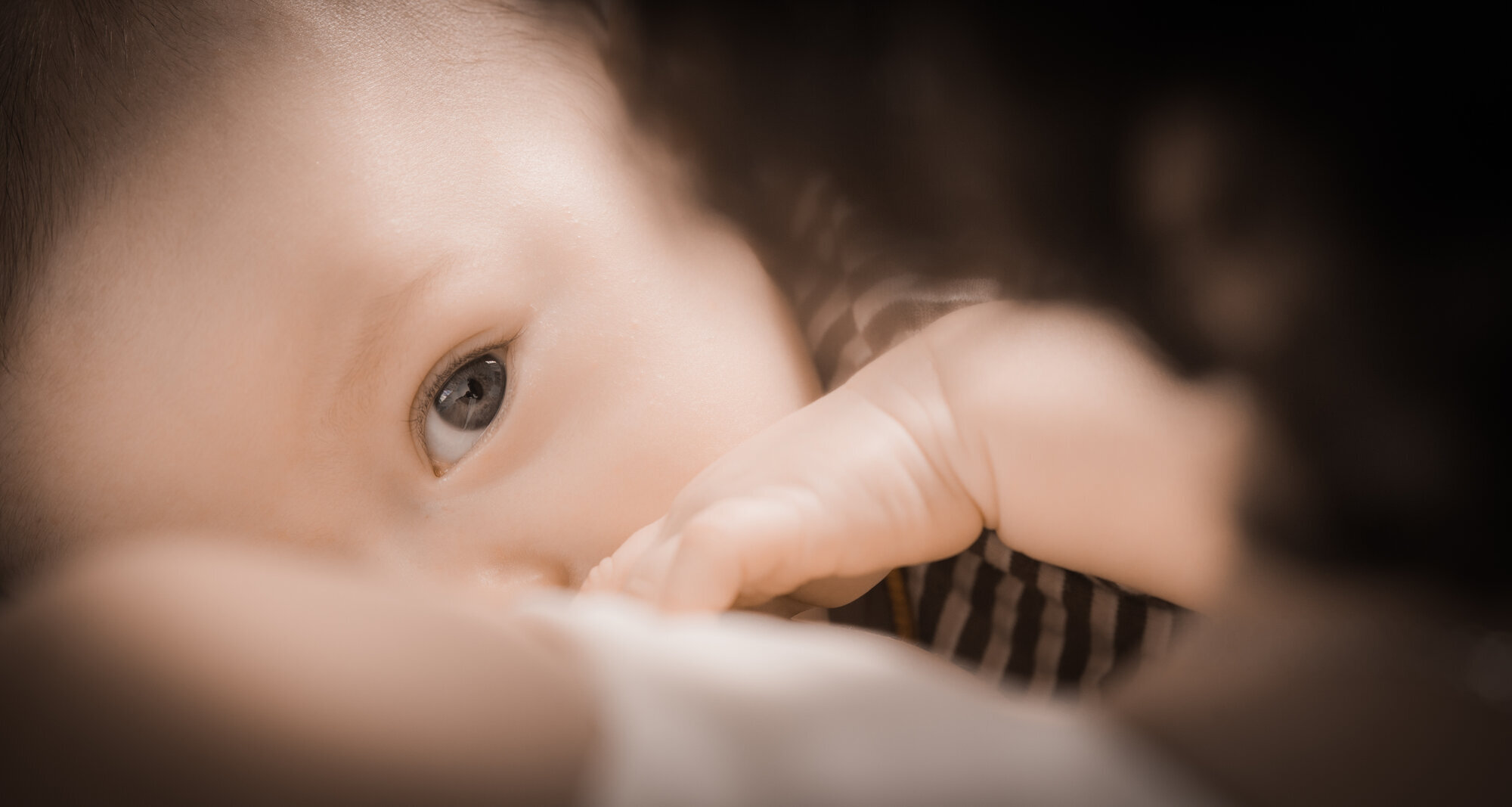 Baby, dier, morsmelk Bildet viser en baby som dier.