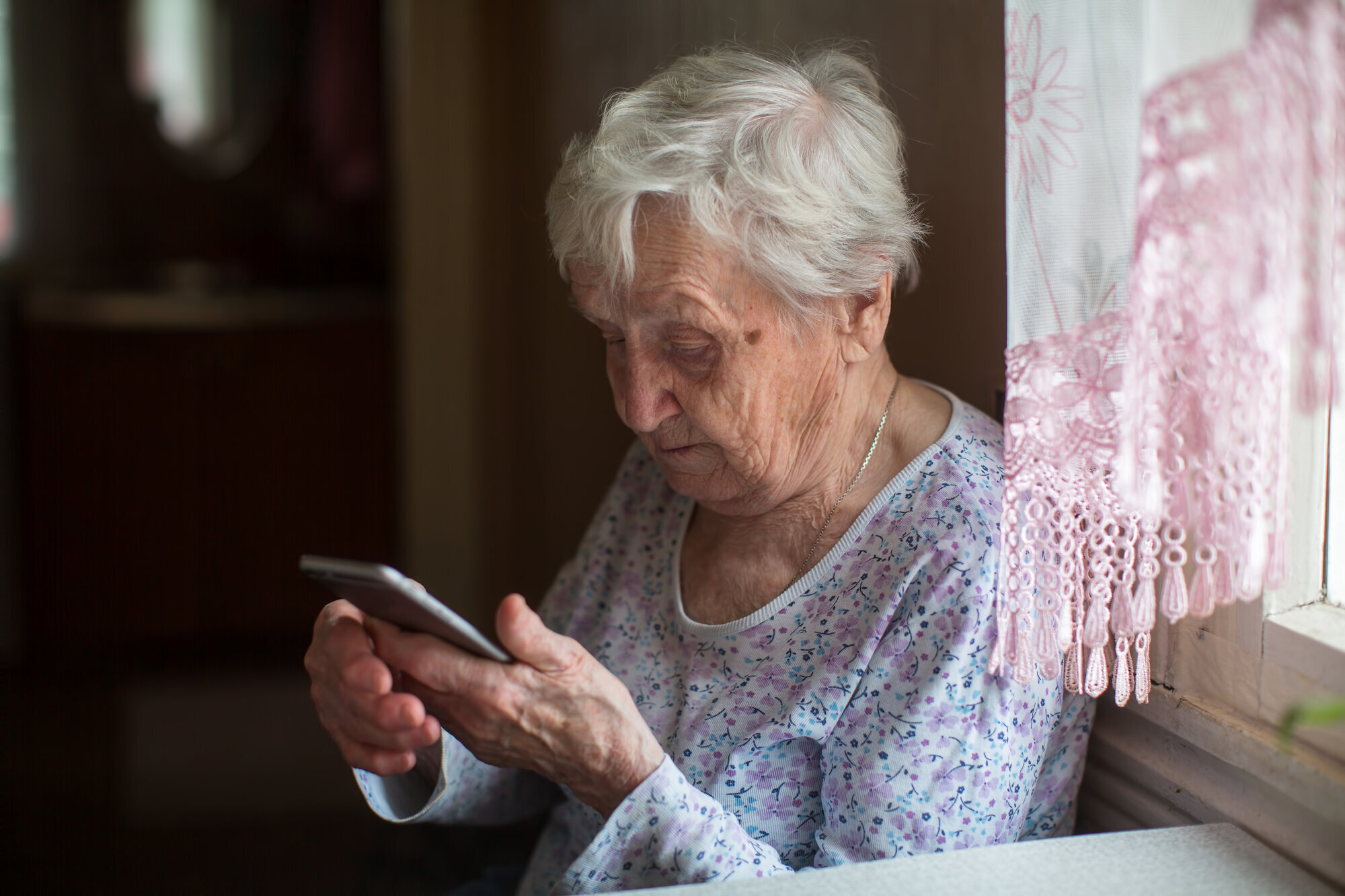 Eldre kvinne med smarttelefon Illustasjonsbilde av gammel dame med smarttelefon