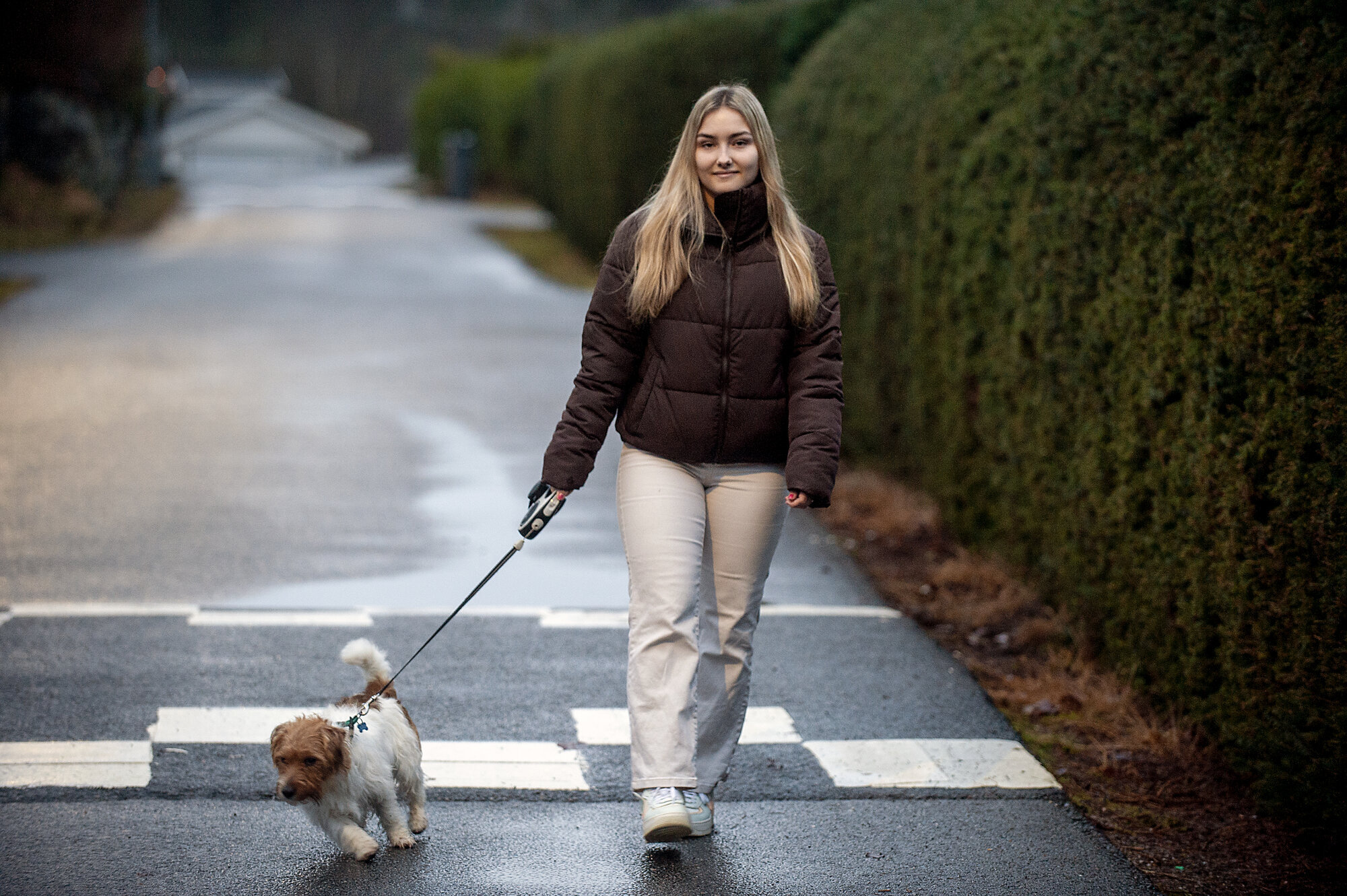 Maren Hammer Bildet viser Maren Hammer som går tur med hund.