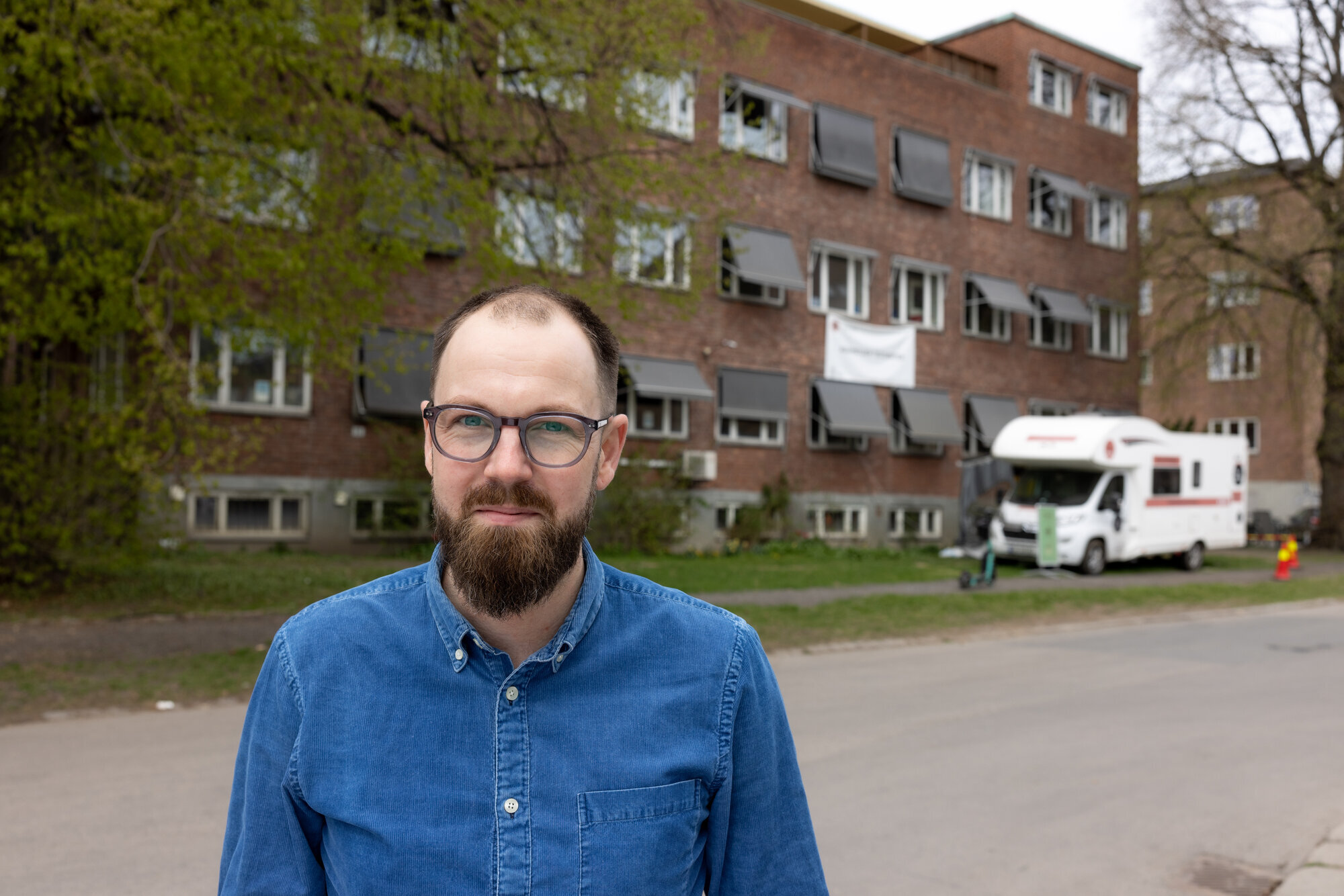 Bildet viser Daniel Kendrick utenfor Adamstuen teststasjon.