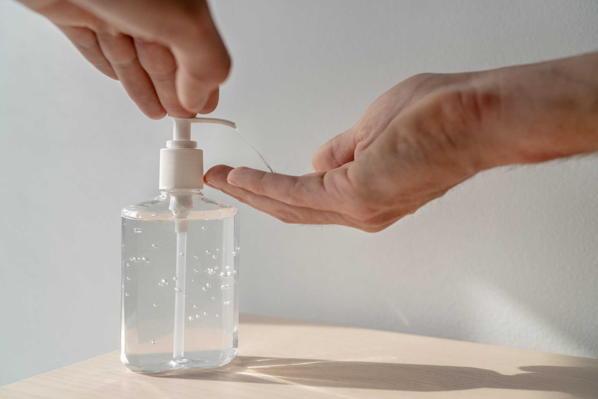 En mann bruker antibac