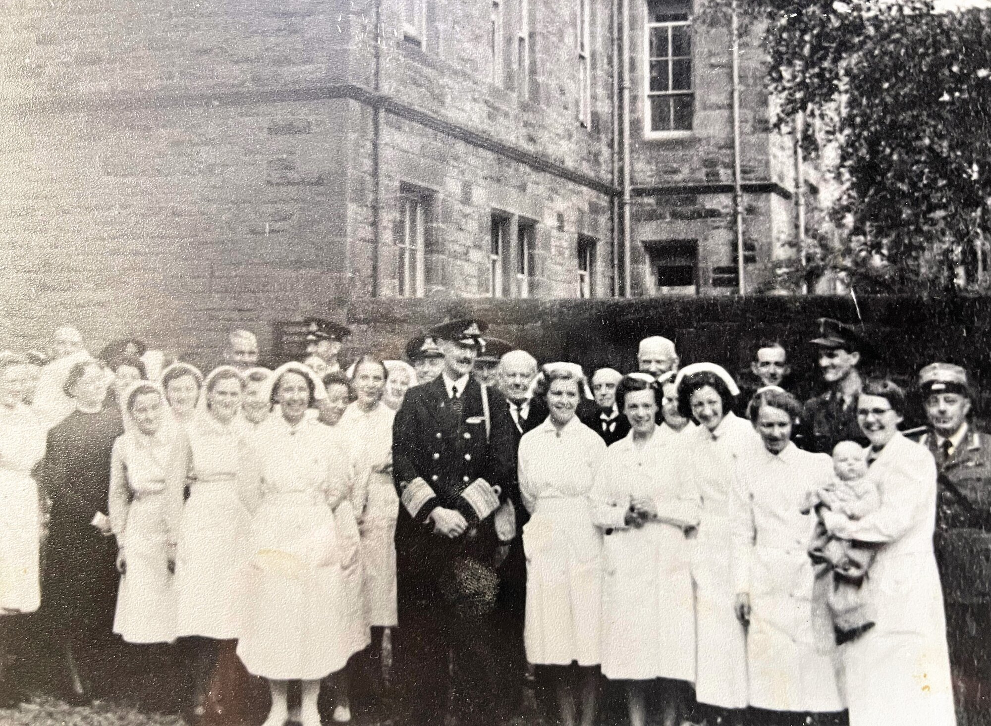 Kong Haakon og norsk helsepersonell ved Craiglockhart i Skottland Kong Haakon og norsk helsepersonell ved Craiglockhart i Skottland
