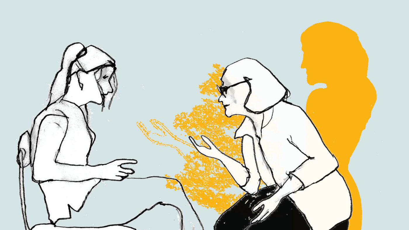 Illustrasjonen viser en ung dame som sitter på en stol. En eldre dame, sykepleieren, lener seg fremover mot pasienten for å fortelle om seg selv