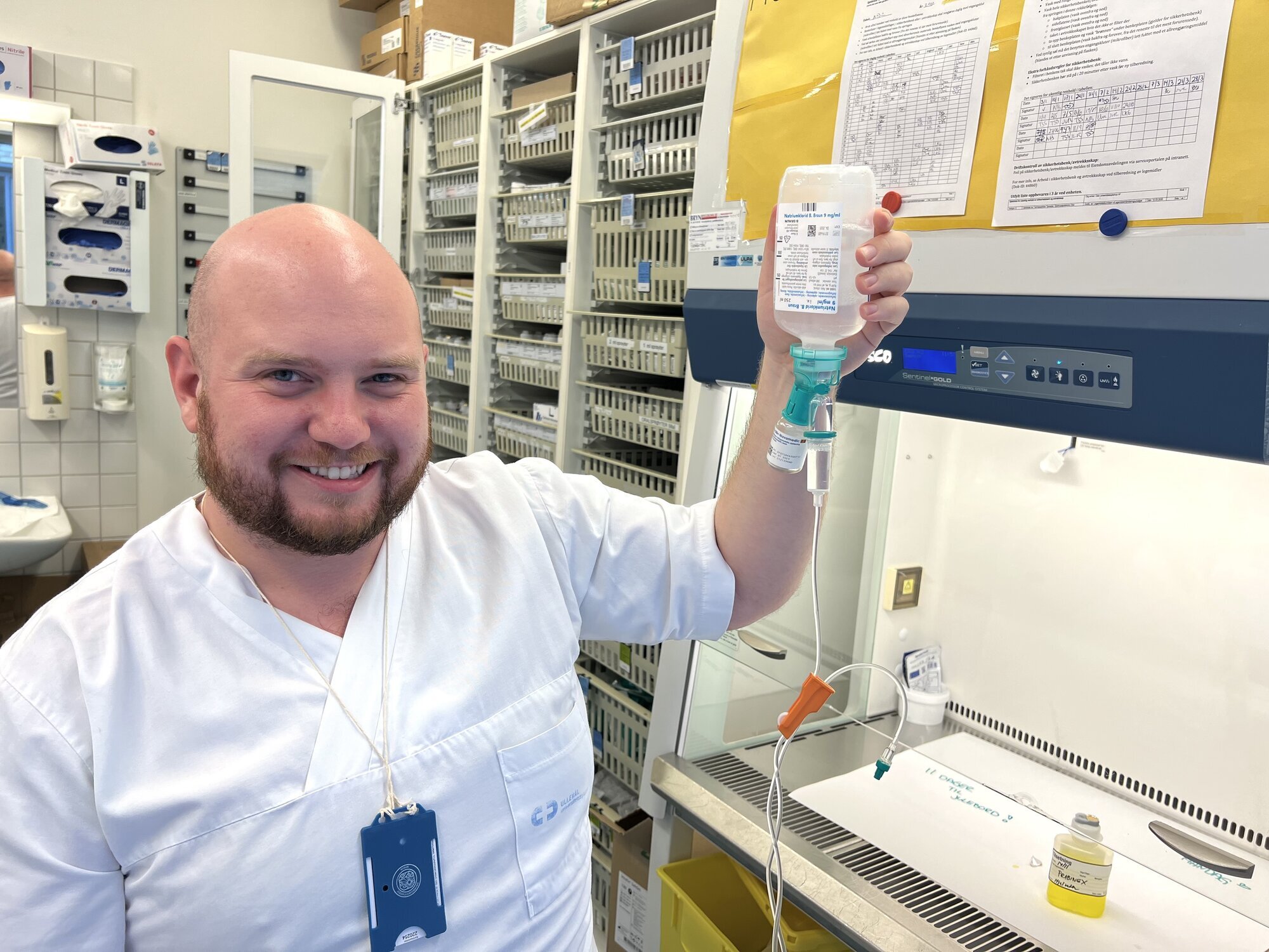 Ove Bøe-Fjogstad, Oslo universitetssykehus Bildet viser Ove Bøe-Fjogstad som holder opp en pose med antibiotika.