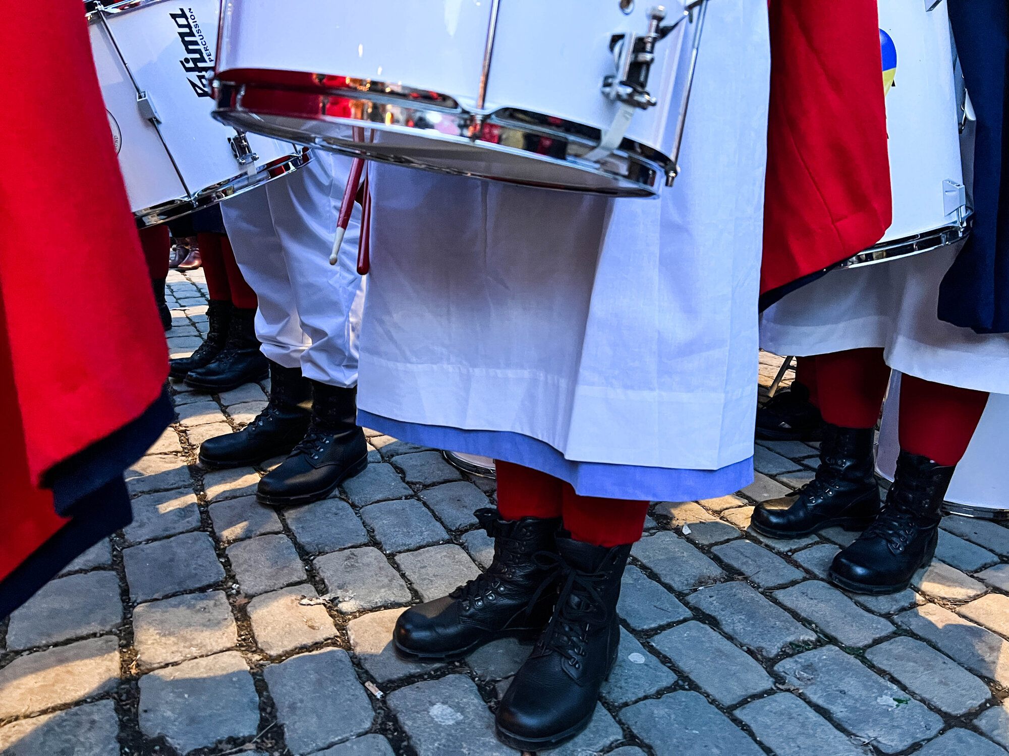 Trommekorpset Bildet viser beina til noen i trommekorpset.