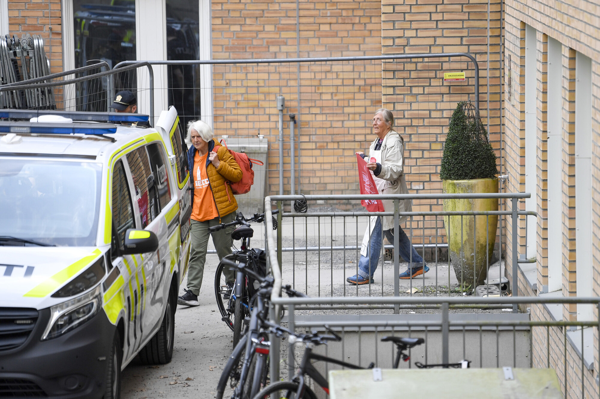 Bildet viser aksjonister som fjernes fra Rikshospitalet Bildet viser aksjonister som fjernes fra Rikshospitalet