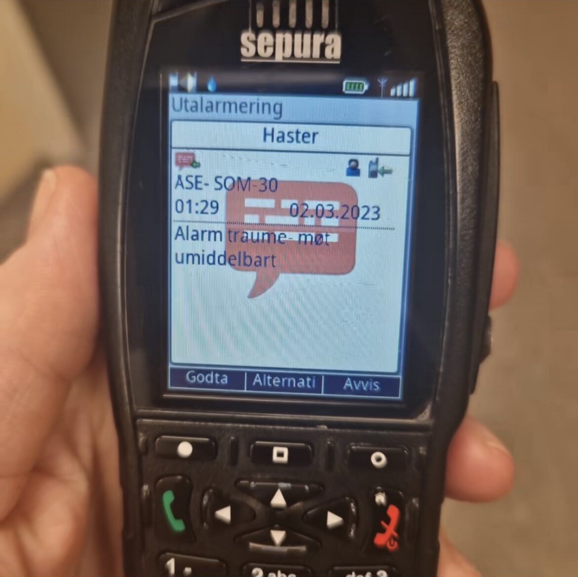 Akuttmottaket, Ålesund sykehus Bildet viser en telefon som viser traumealarm.