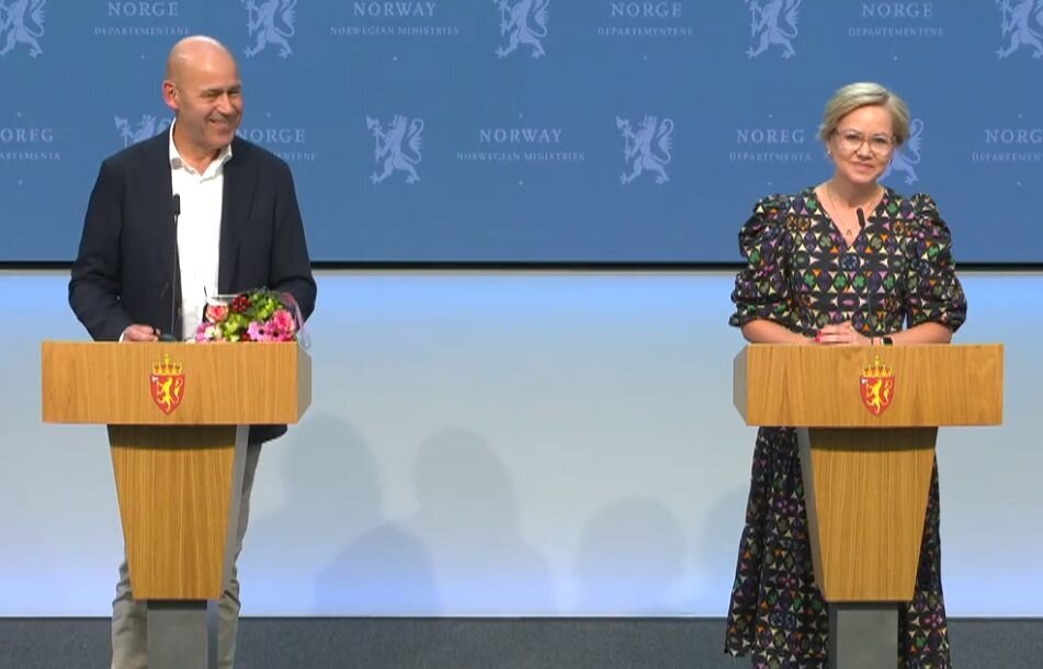 Bildet viser Mæland og Kjerkol på pressekonferansen Bildet viser Mæland og Kjerkol på pressekonferansen