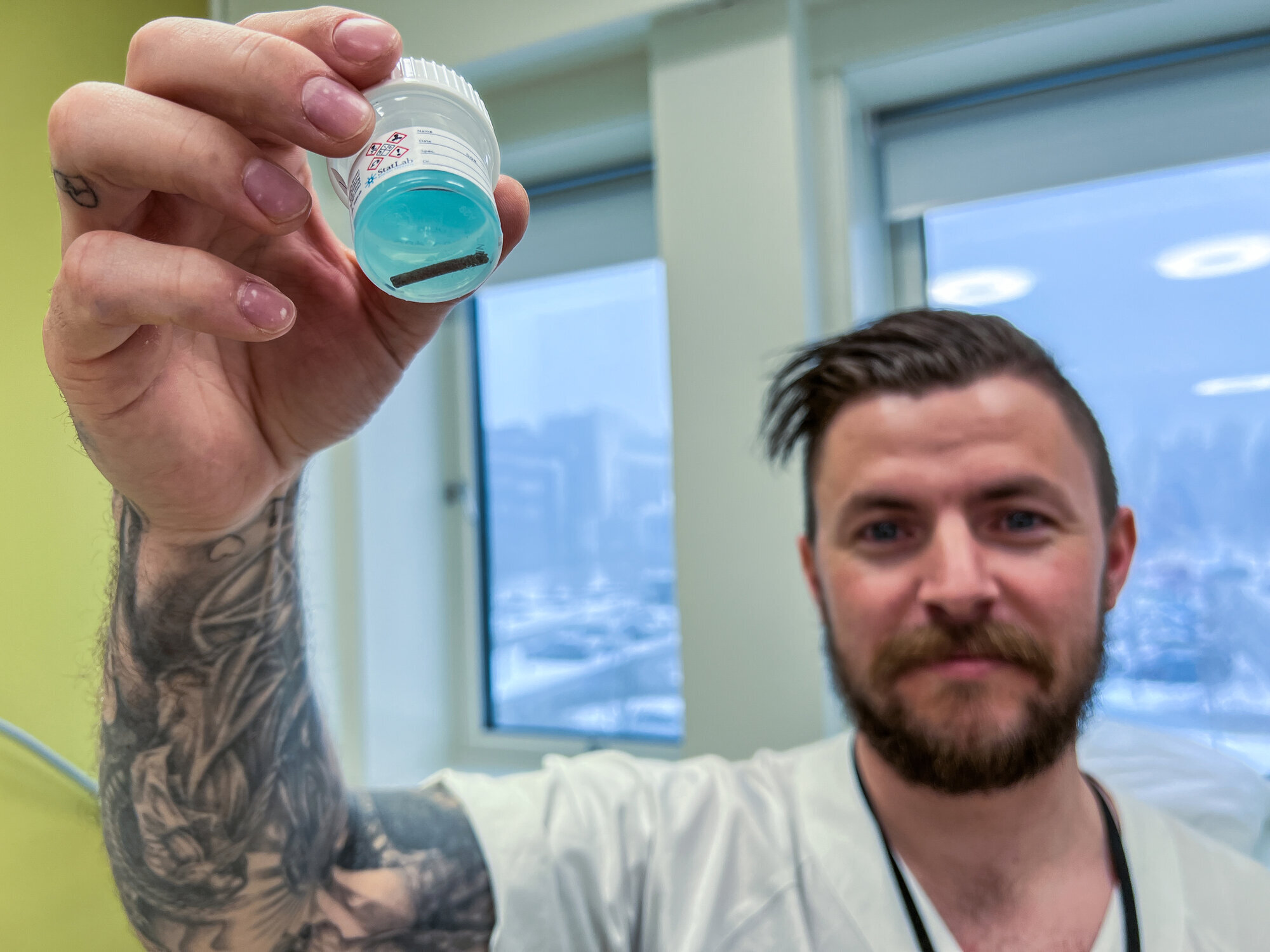 Lasse Johan Thue Bildet viser Lasse Johan Thue som holder et prøveglass.