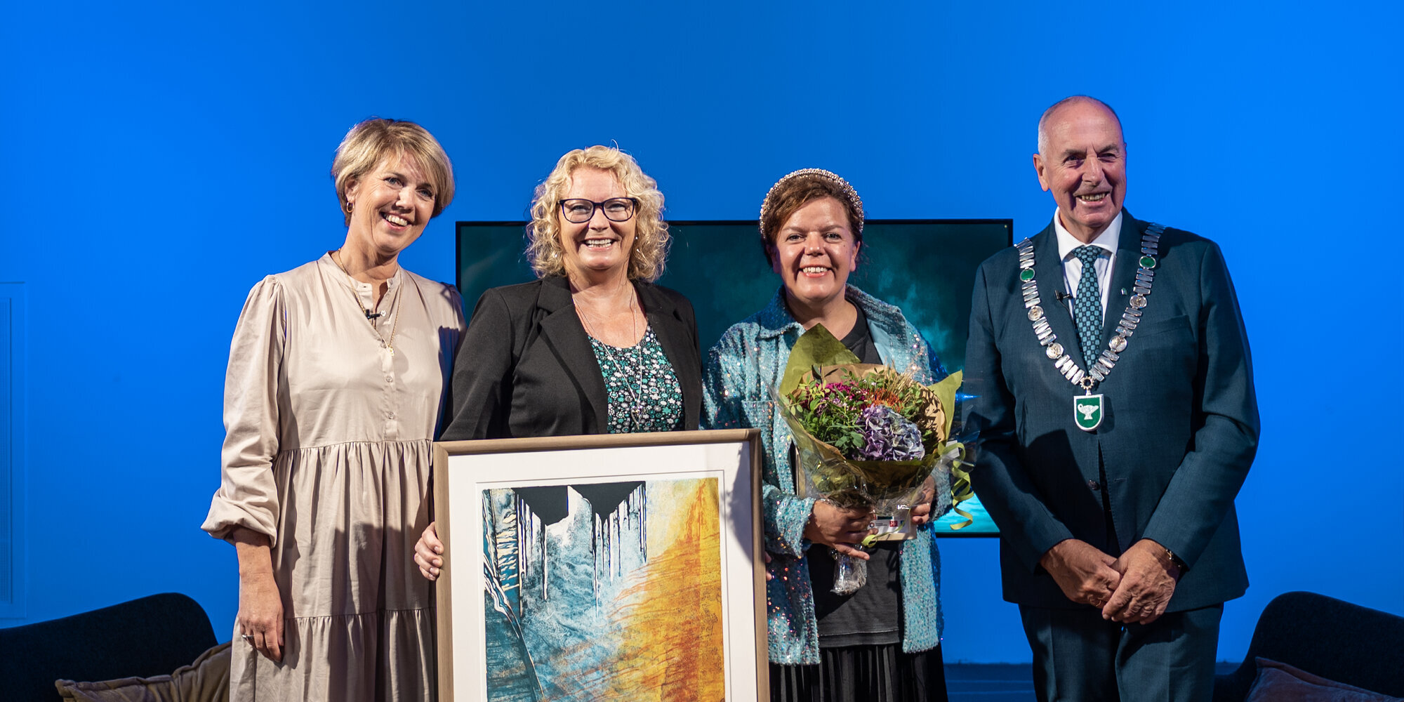 Bildet viser Elin Selvikvåg, som er direktør for helse og velferd i Sandnes kommune, daglig leder Unn Birkeland ved Pårørendesenteret, komiker og pårørendeambassadør Else Kåss Furuseth og ordfører Stanley Wirak i Sandnes kommune.