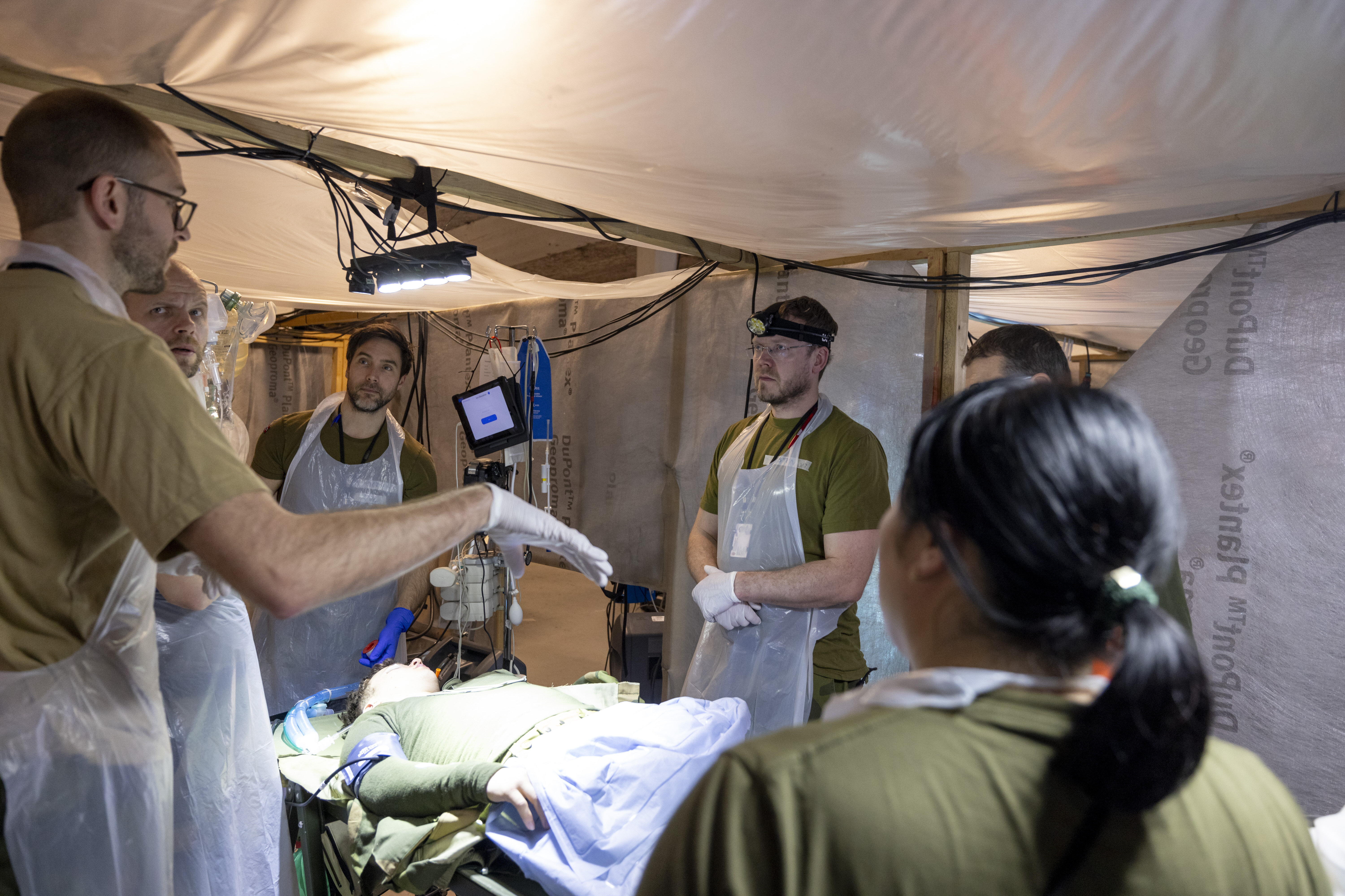 Bildet viser operasjonsteam på en av stuene i feltsykehus.