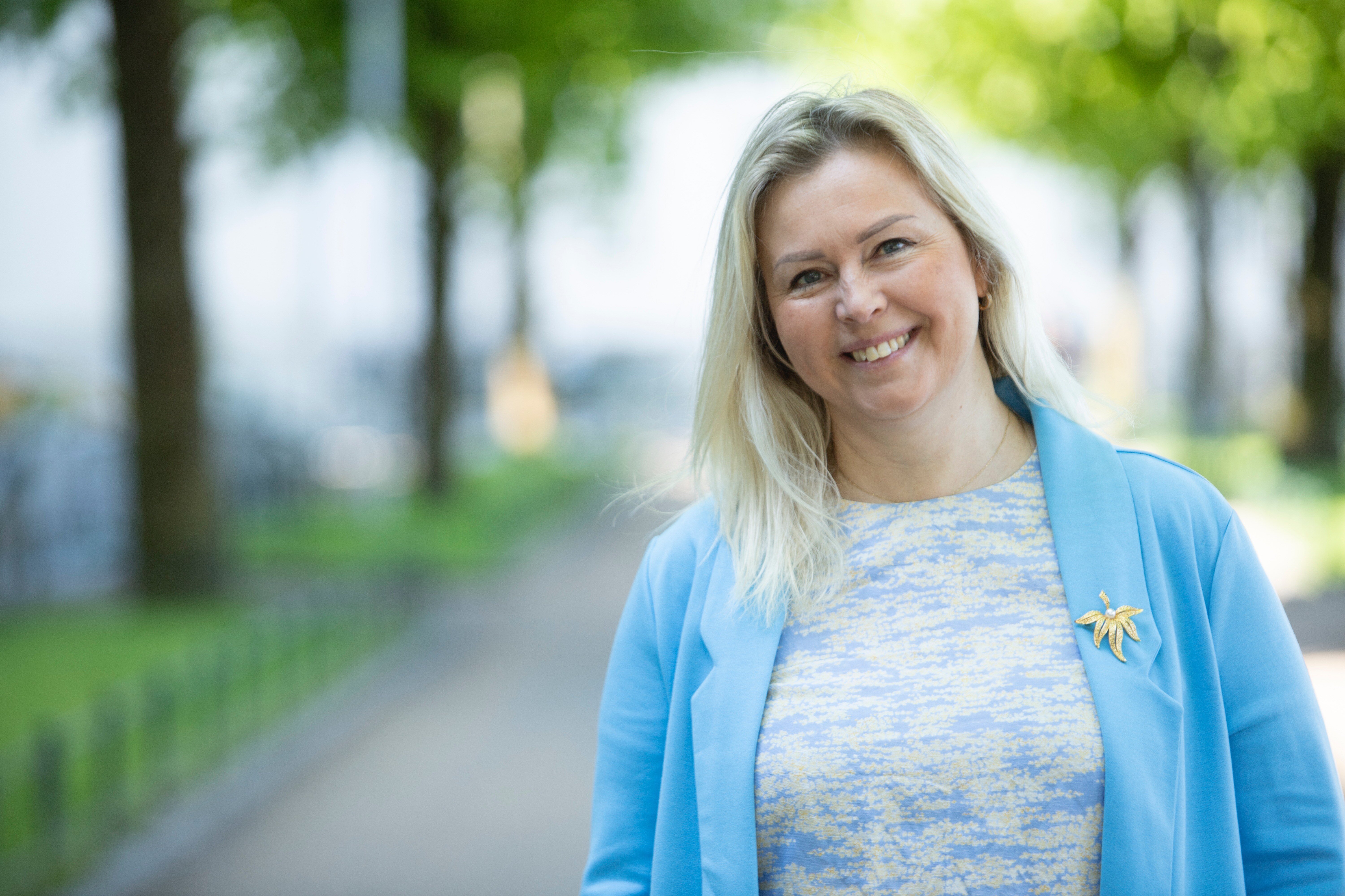 Bildet viser artikkelforfatter Ina Giske. Hun ser inn i kameraet og smiler.