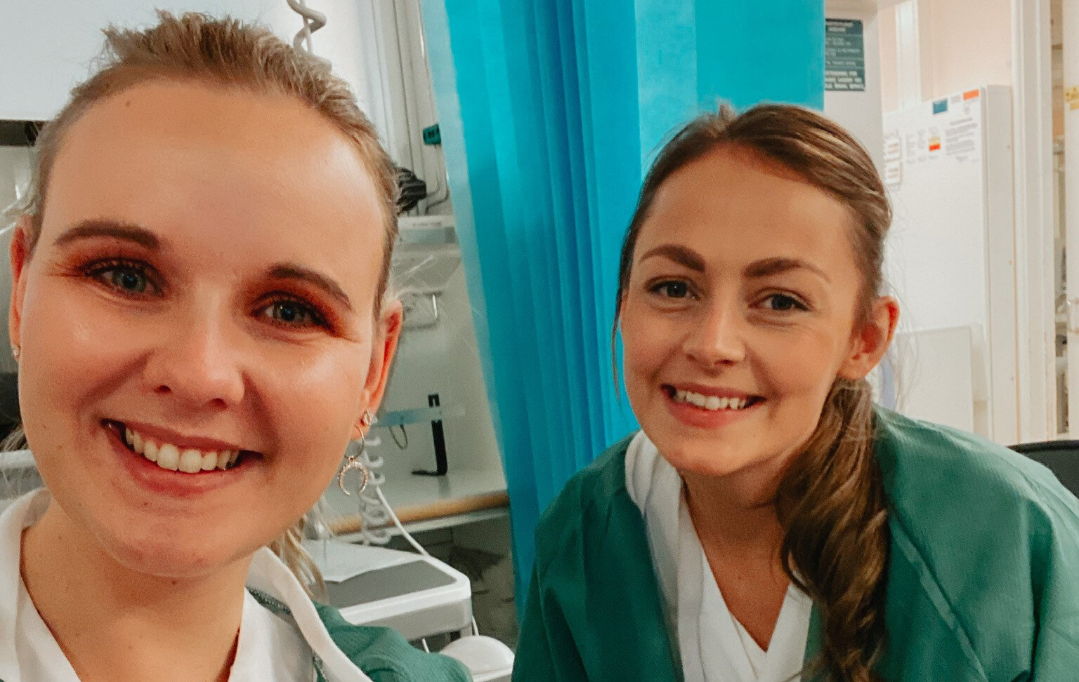 Bildet viser intensivsykepleierne Therese Rohde Magnussen og Christina Fiala Tømt