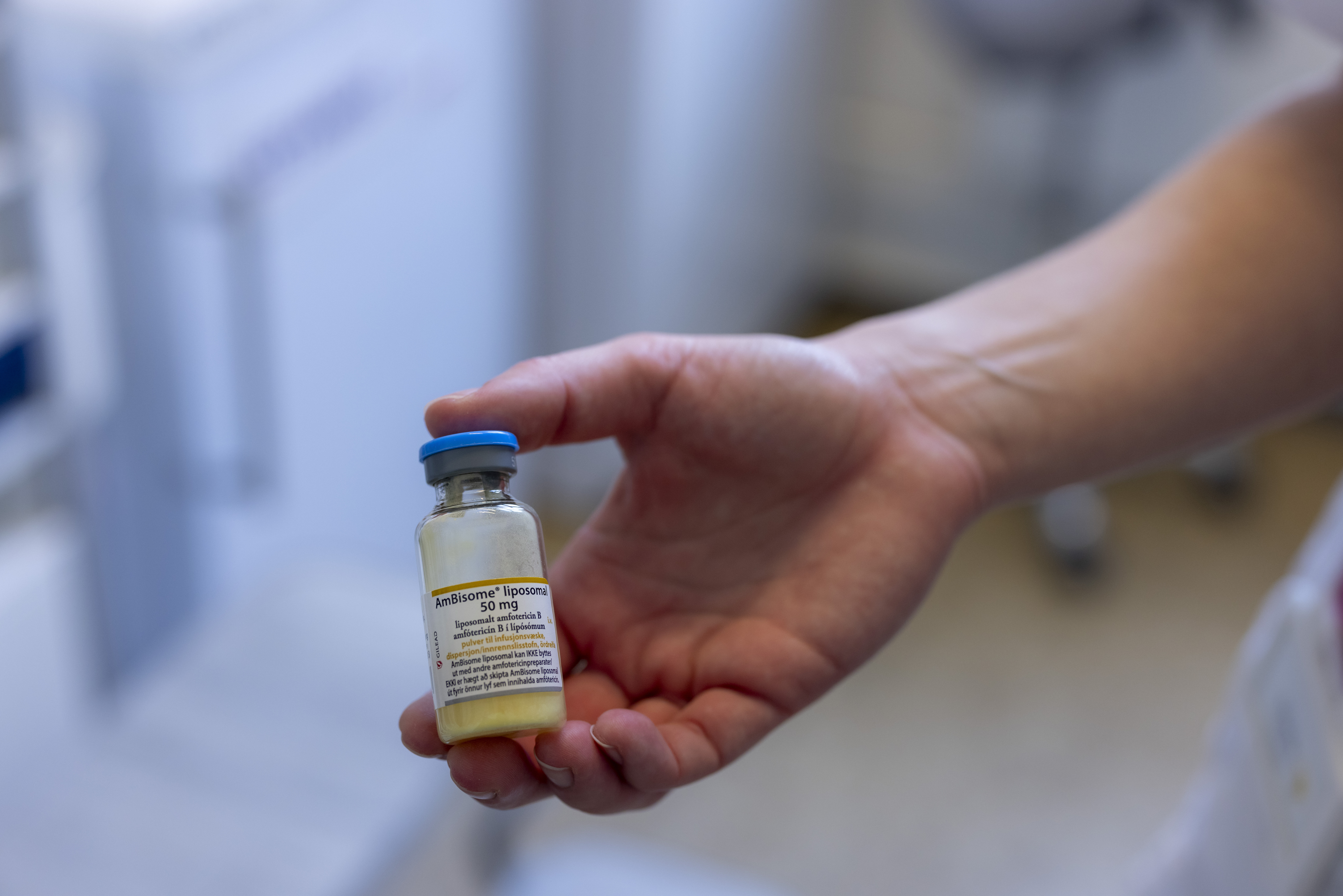 Sykepleier, Medevac Bildet viser en hånd som holder et hetteglass med antibiotika.