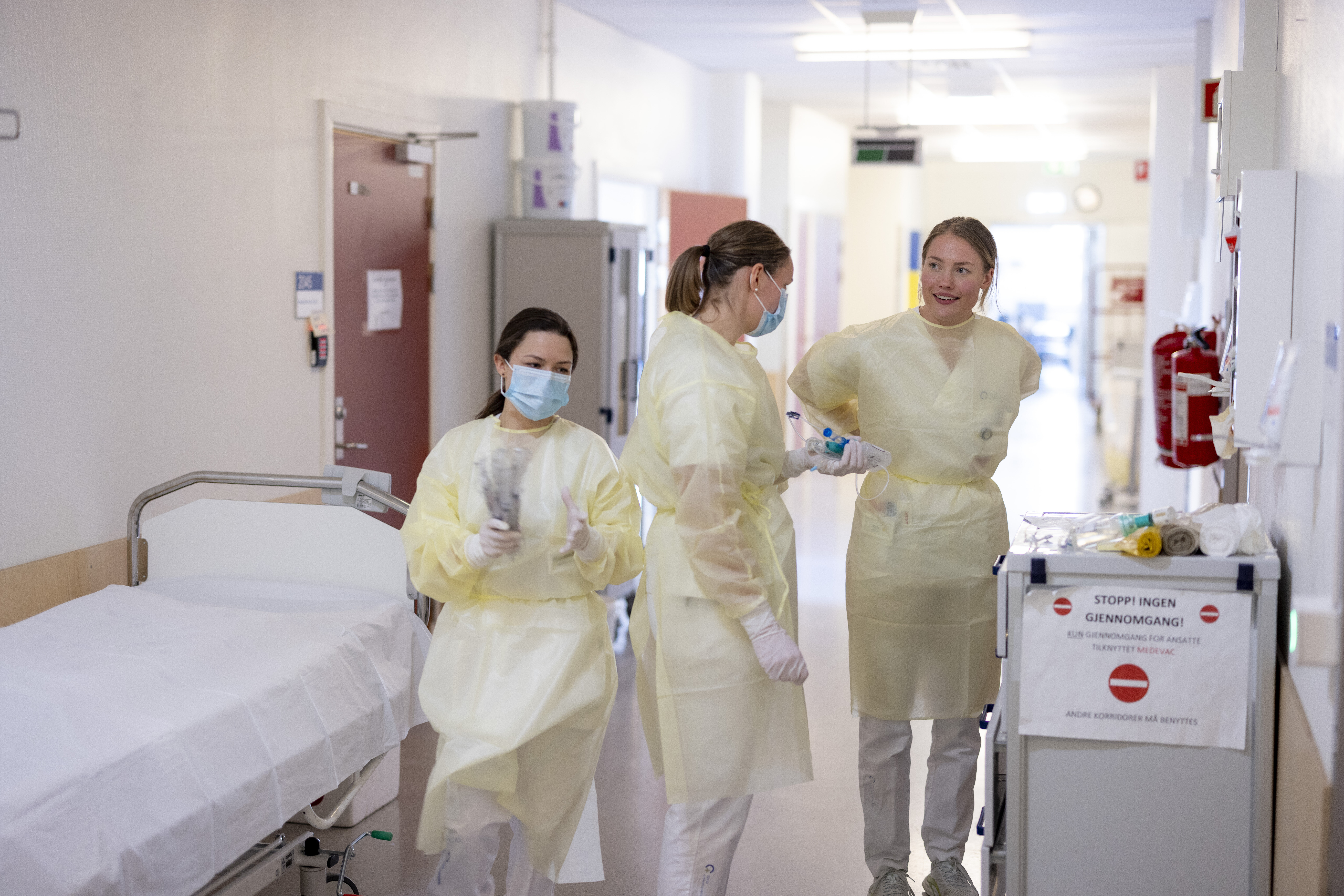 Sykepleier, Medevac Bildet viser sykepleiere som gjør seg klare til å gå inn til pasient.