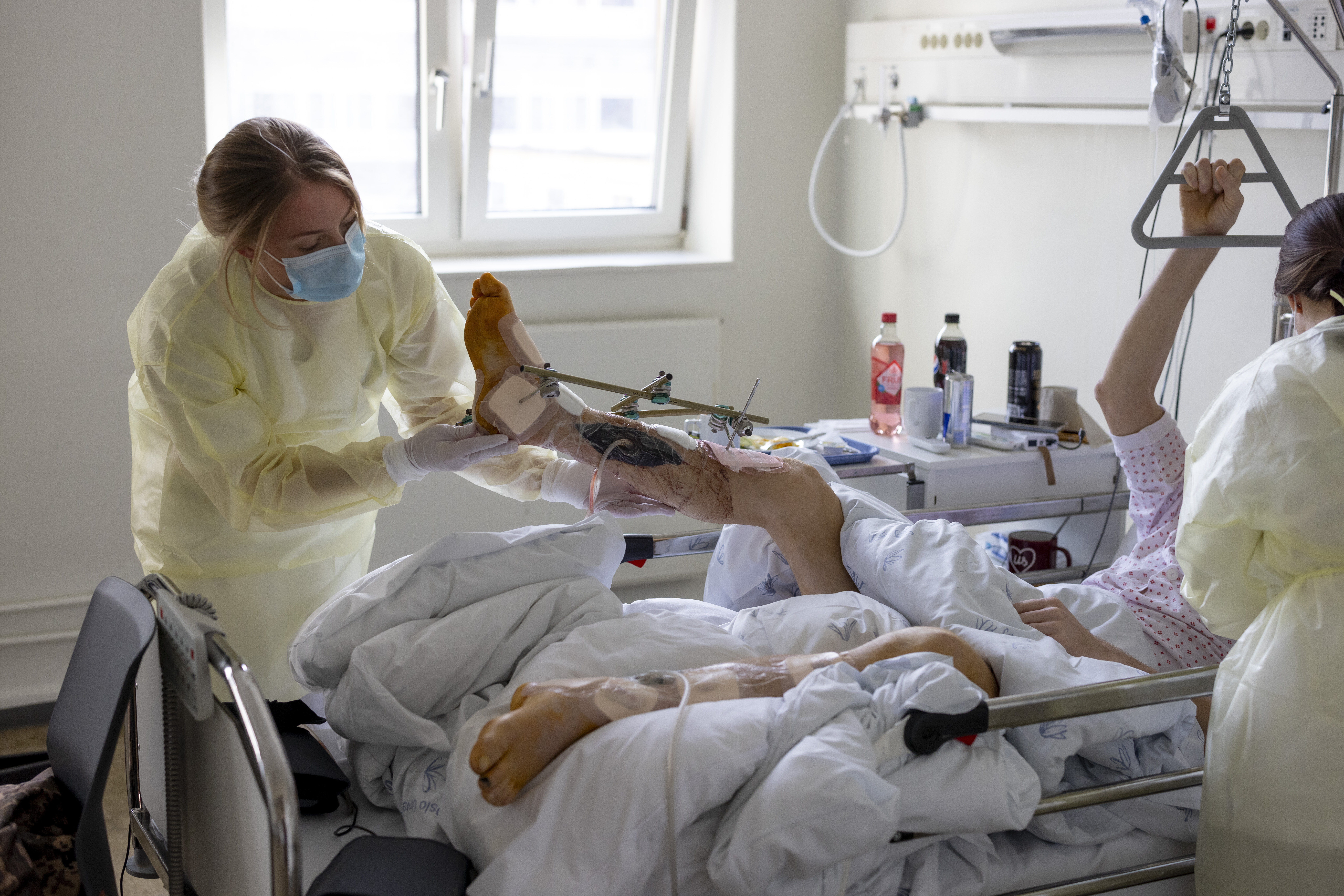 Sykepleier, Medevac Bildet viser Marte Kjønnøy som ser på et bein med vac-pumpe.