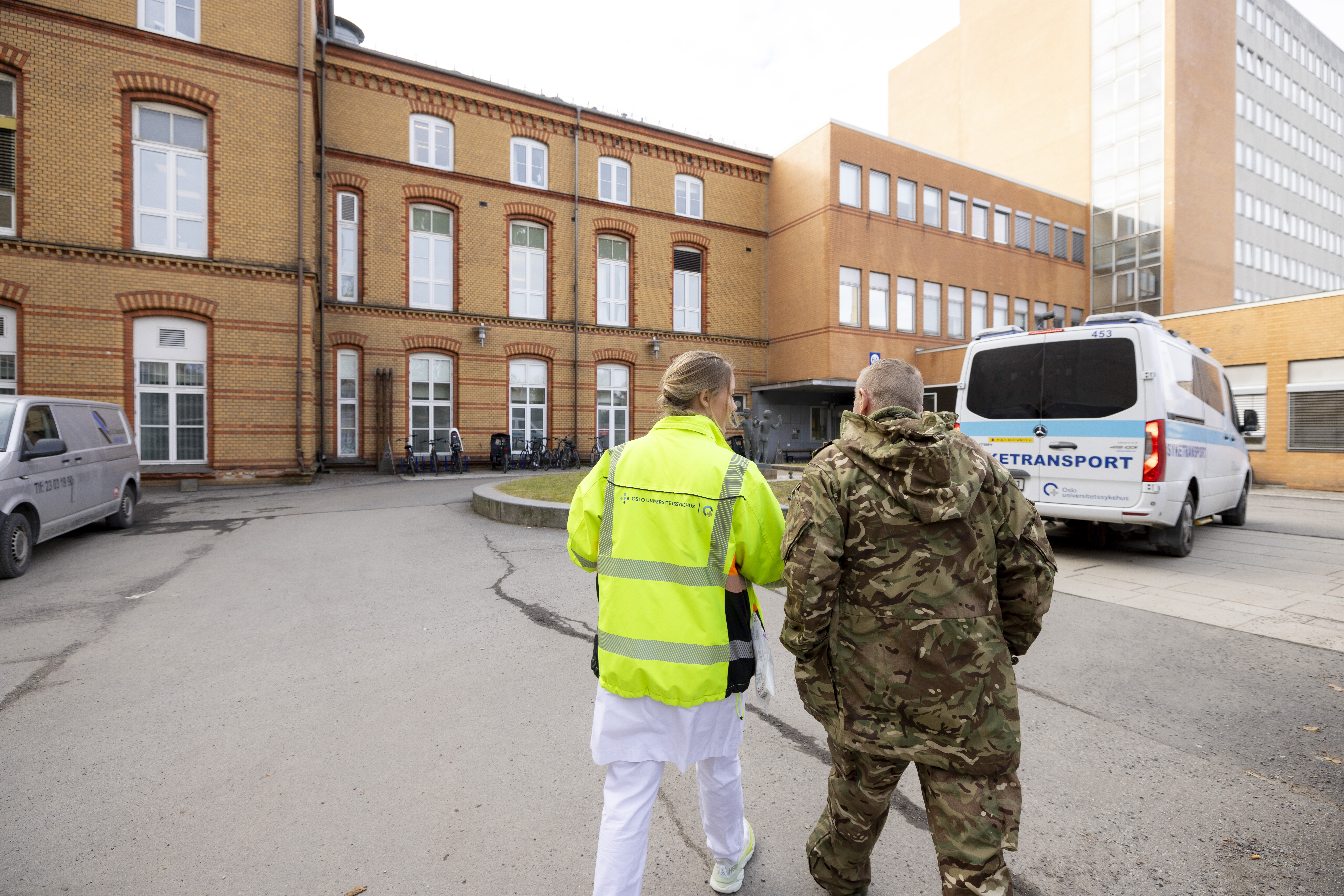 Sykepleier, Medevac Bildet viser Marte Kjønnøy og en pasient.