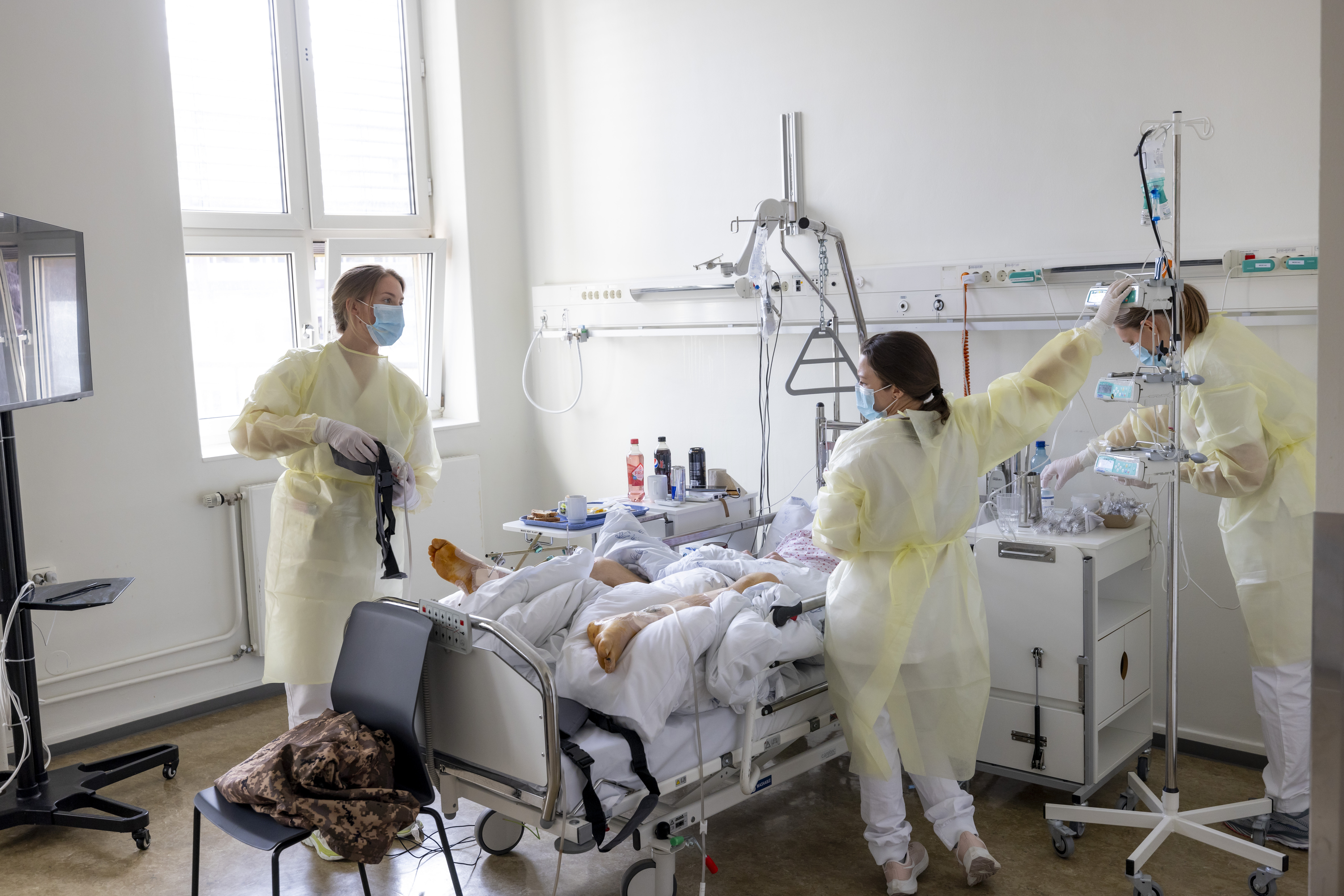 Sykepleier, Medevac Bildet viser sykepleiere som gir pleie til pasient.