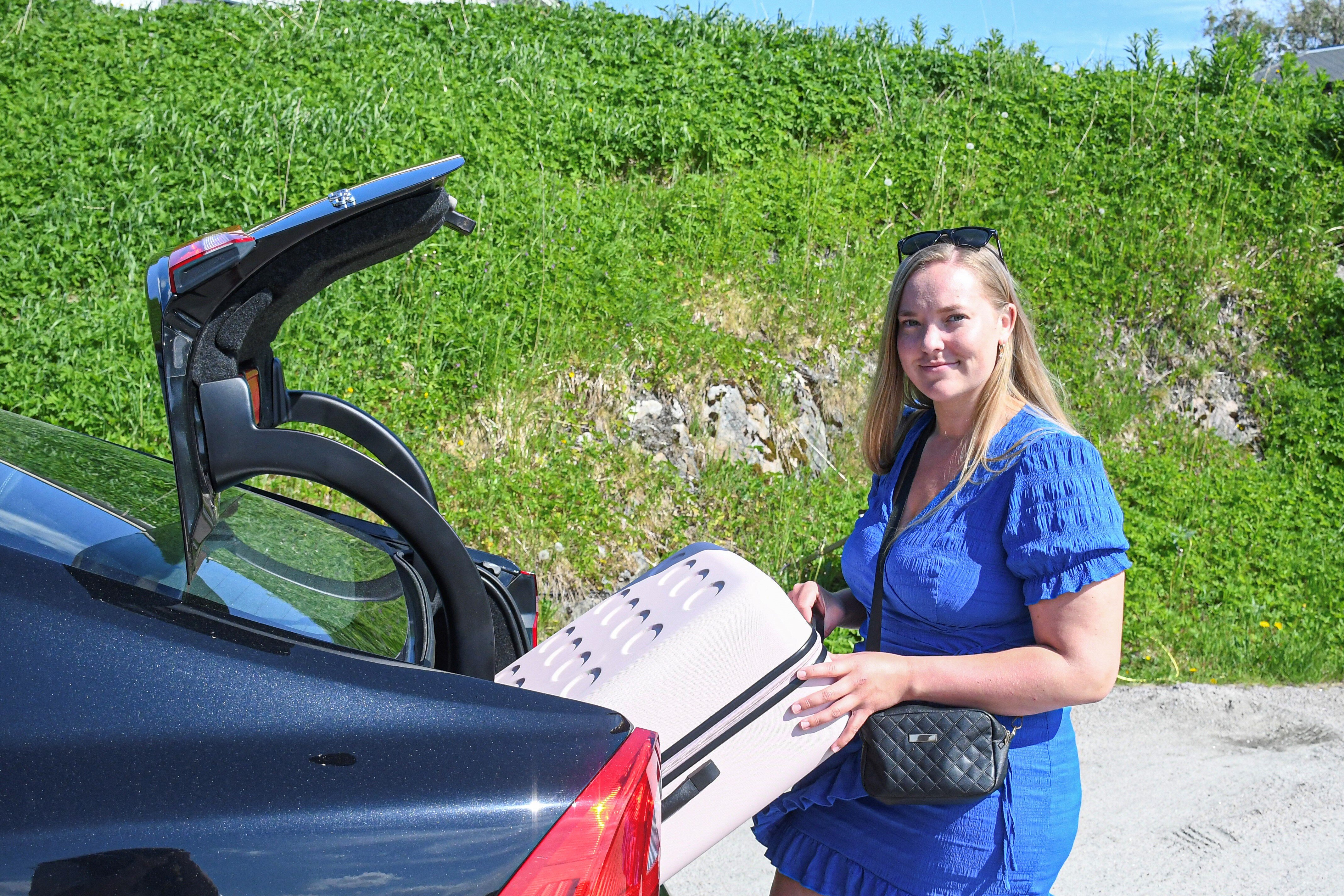 Svanhild Furre Johannessen Bildet viser Svanhild Furre Jonannessen med koffert og en bil.