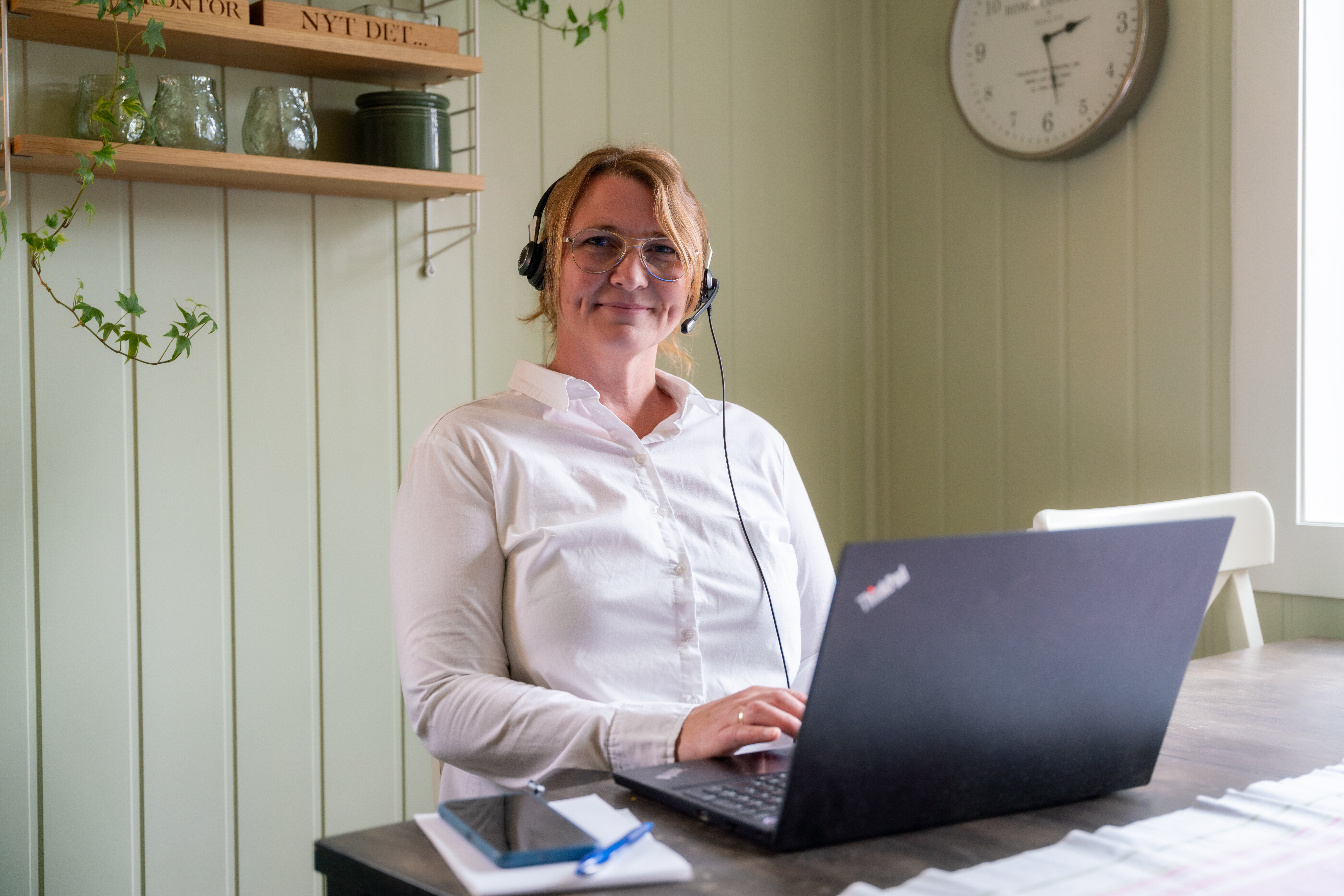 Monica Thomassen Monica Thomassen sitter ved PCen