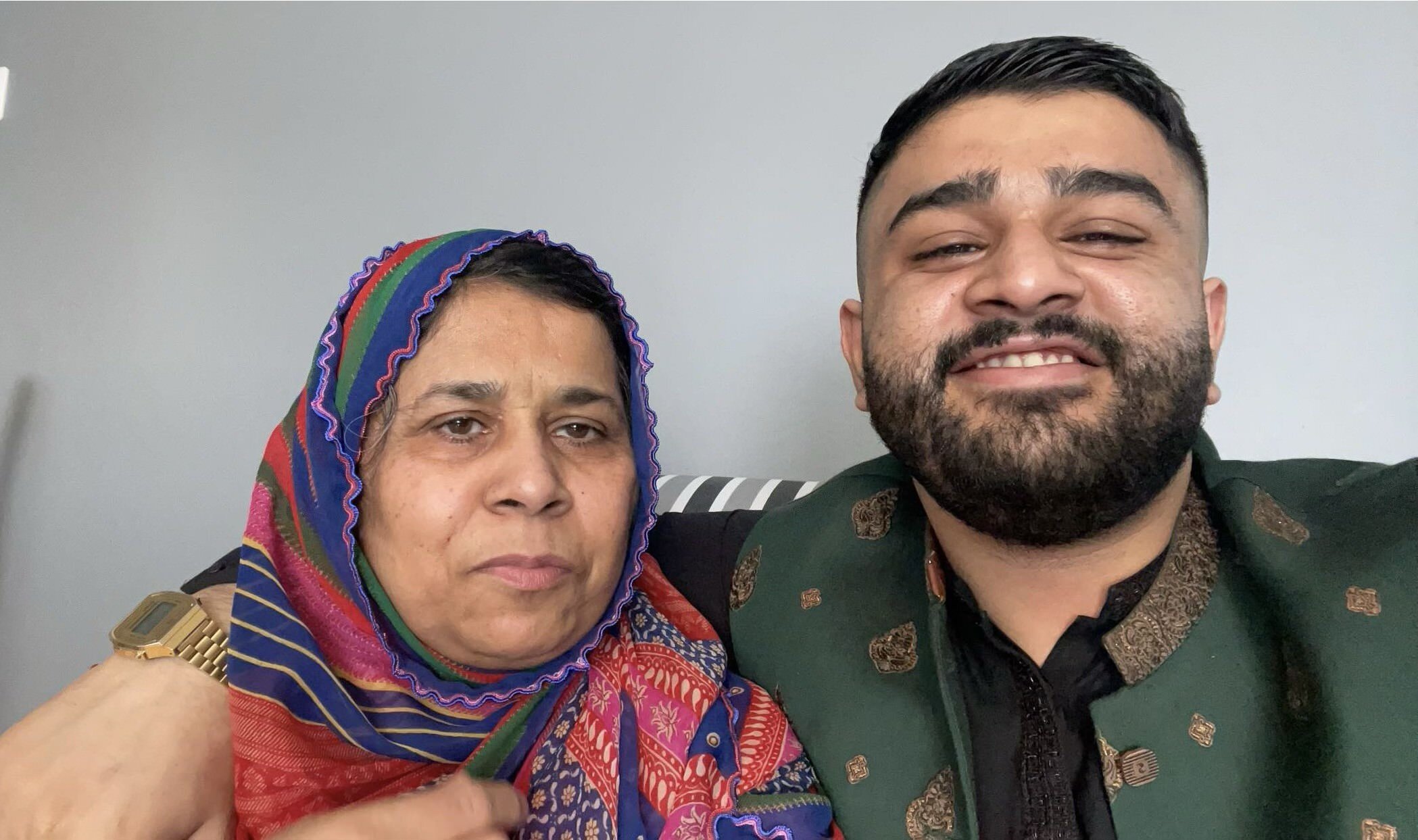 Asfand og moren, Kousar Parveen bildet viser Asfand og moren, Kousar Parveen