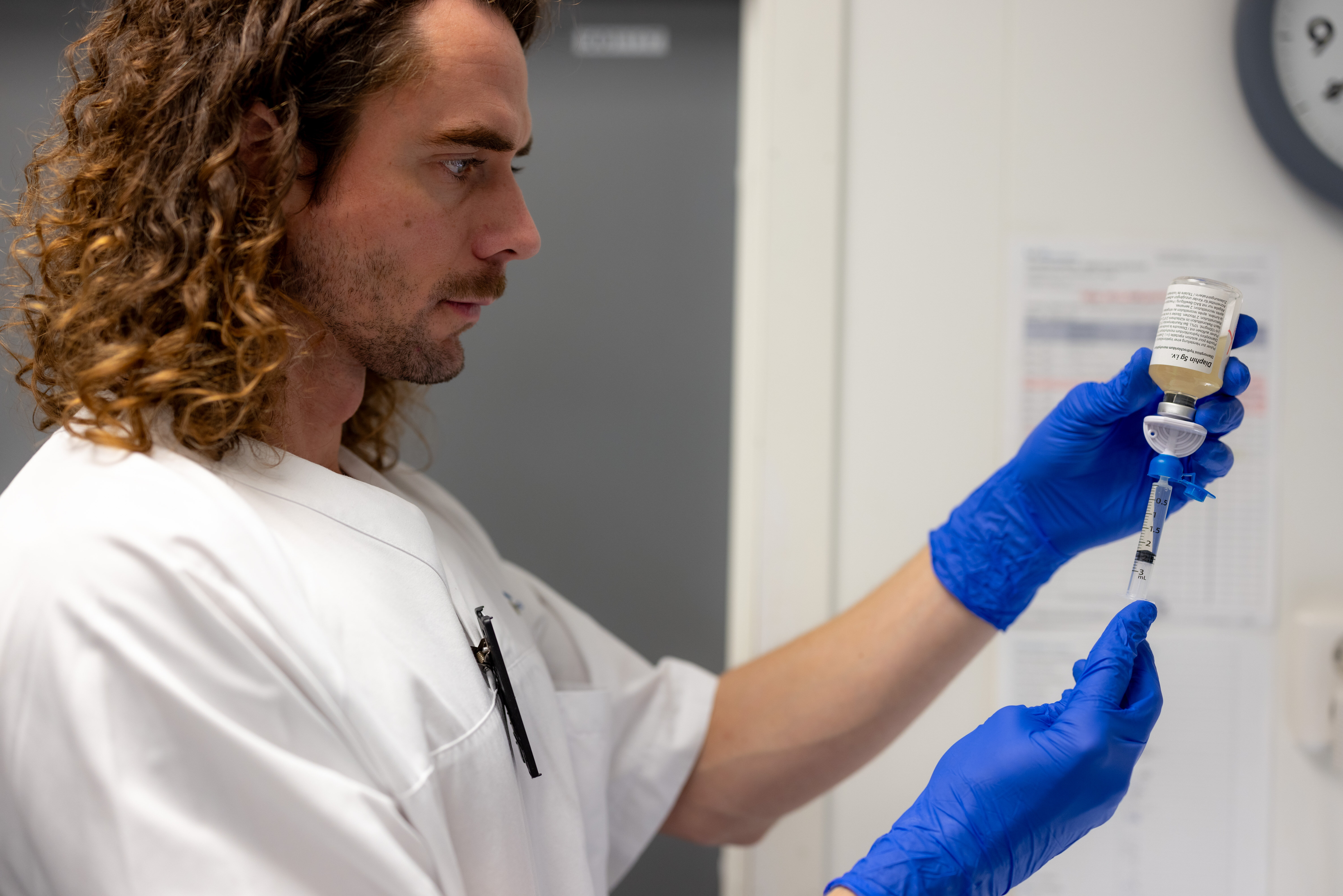 The photo shows nurse Simen Roaas Bergheim pulling up medical heroin in a syringe