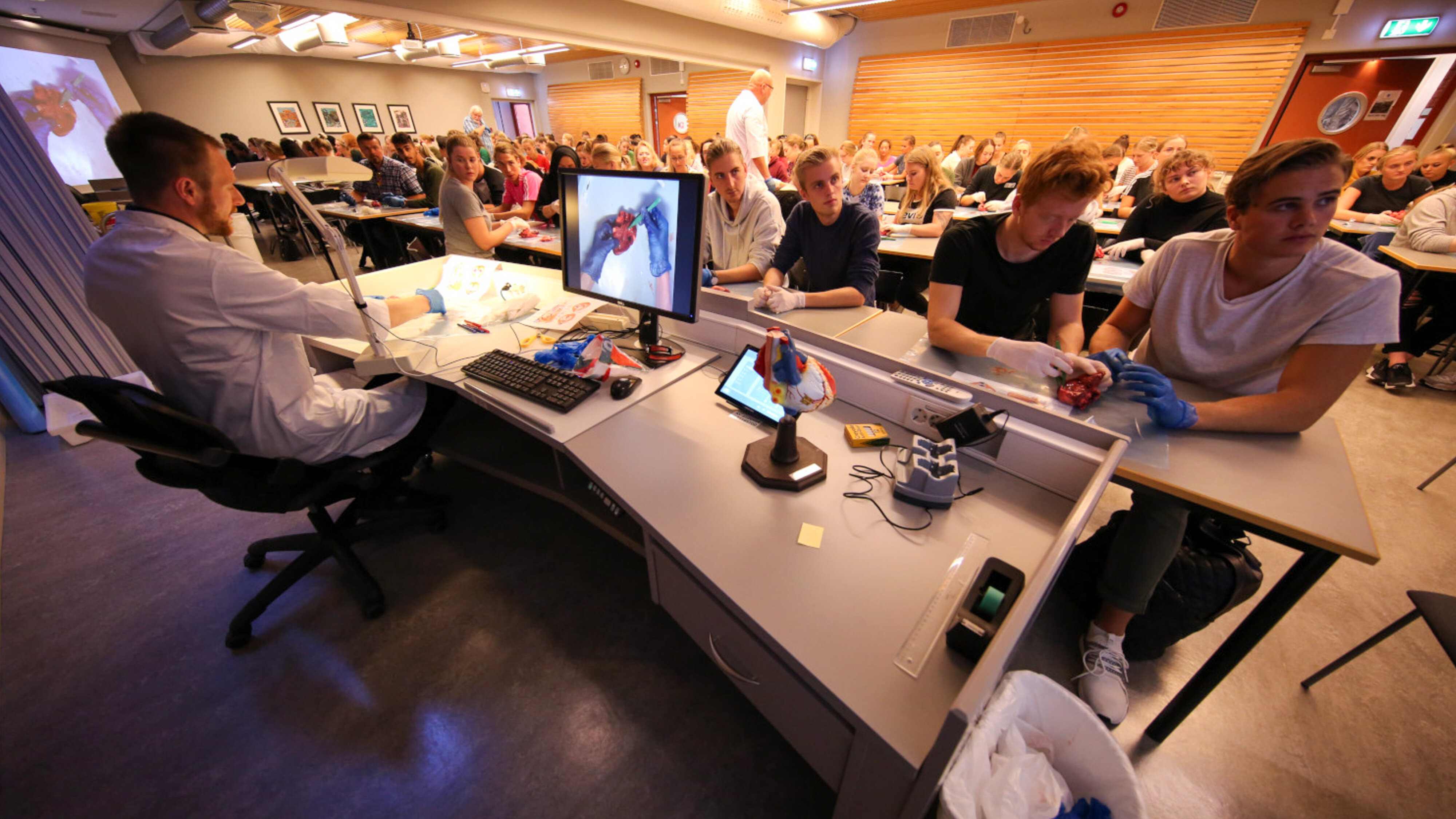 Bildet viser Ole Kristian Brones Berg som underviser studenter Bildet viser Ole Kristian Brones Berg som underviser studenter