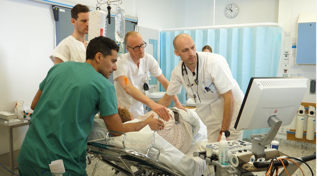 The multidisciplinary medical team The photo shows a patient who is met by the medical team at the emergency department at Oslo University Hospital, Ullevål.