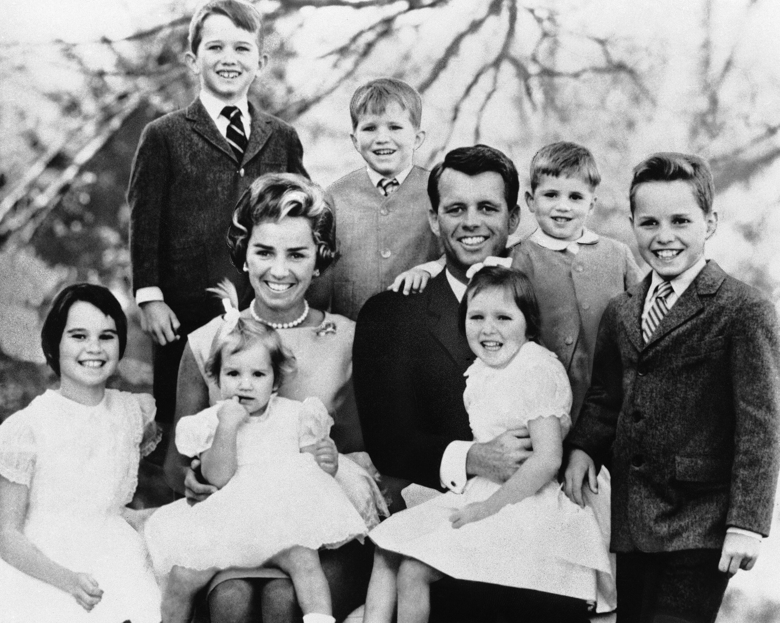 Bildet viser Robert og Ethel Kennedy sammen med barna.